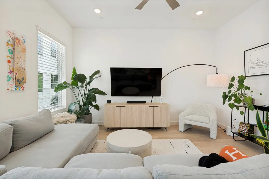 Condominium For Sale in Dallas County , 427 W 10th Street 201, Dallas, Texas 75208, 2 Bedroom, 3 Bathroom, 2 Garage spaces, 2,025 Sqft, built in 2020, mls#21382027, Real Estate Agent in Dallas, Homes For Sale in Dallas county, Homes For Sale in Dallas, Realtor in Dallas Texas, Real Estate Brokerage Independent Realty Texas, Luminita Cordes Realtor