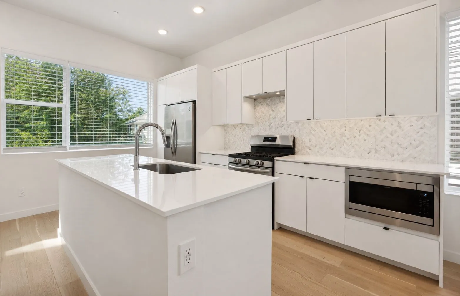 Condominium For Sale in Dallas County , 427 W 10th Street 201, Dallas, Texas 75208, 2 Bedroom, 3 Bathroom, 2 Garage spaces, 2,025 Sqft, built in 2020, mls#21382027, Real Estate Agent in Dallas, Homes For Sale in Dallas county, Homes For Sale in Dallas, Realtor in Dallas Texas, Real Estate Brokerage Independent Realty Texas, Luminita Cordes Realtor