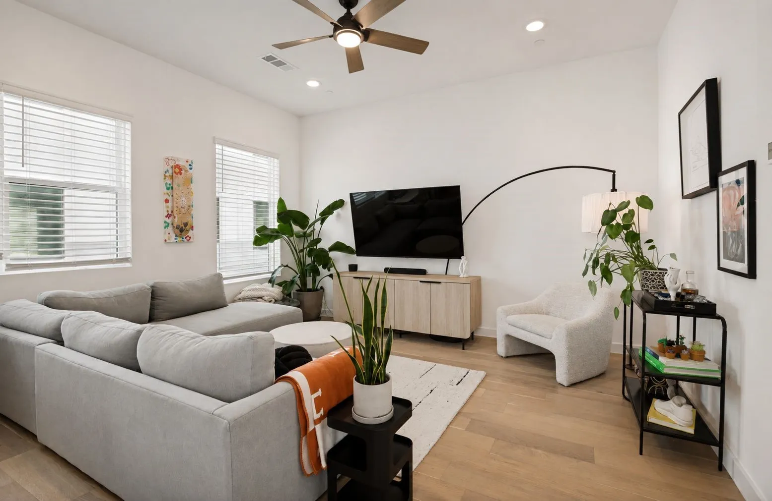 Condominium For Sale in Dallas County , 427 W 10th Street 201, Dallas, Texas 75208, 2 Bedroom, 3 Bathroom, 2 Garage spaces, 2,025 Sqft, built in 2020, mls#21382027, Real Estate Agent in Dallas, Homes For Sale in Dallas county, Homes For Sale in Dallas, Realtor in Dallas Texas, Real Estate Brokerage Independent Realty Texas, Luminita Cordes Realtor