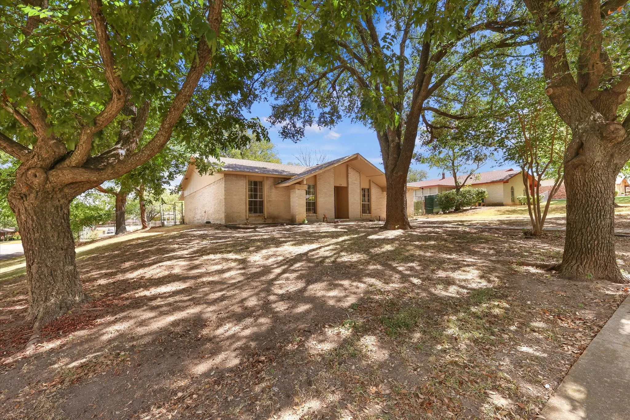 Single Family Residence For Sale in Dallas County , 168 Faircrest Drive, De Soto, Texas 75115, 3 Bedroom, 2 Bathroom, 2 Garage spaces, 2,134 Sqft, built in 1974, mls#21387528, Real Estate Agent in De Soto, Homes For Sale in Dallas county, Homes For Sale in De Soto, Realtor in De Soto Texas, Real Estate Brokerage Independent Realty Texas, Luminita Cordes Realtor