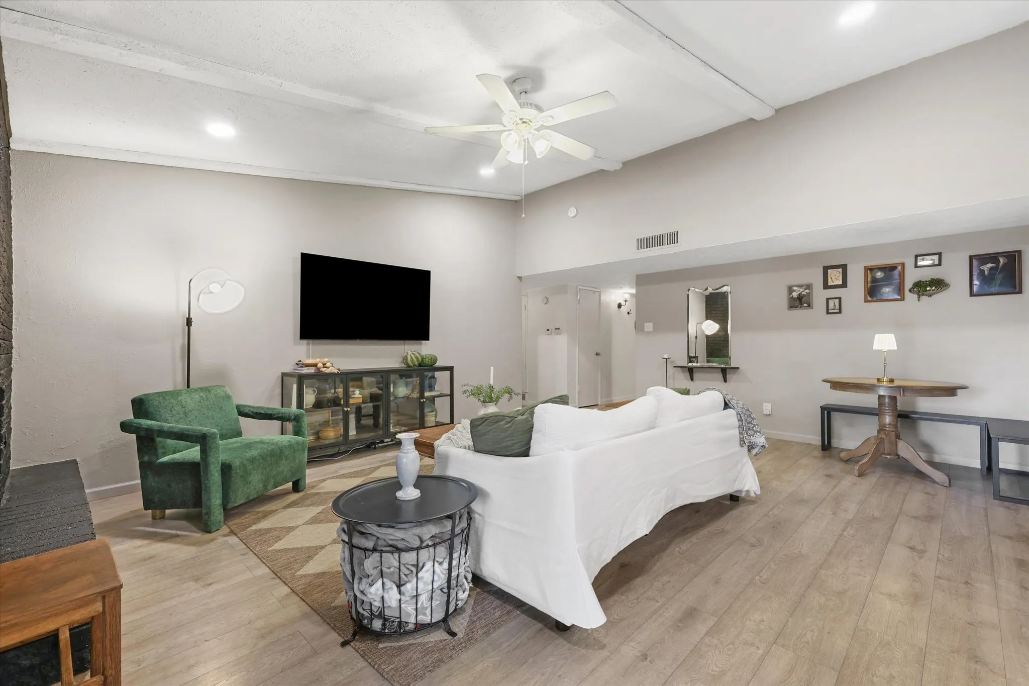 Single Family Residence For Sale in Dallas County , 168 Faircrest Drive, De Soto, Texas 75115, 3 Bedroom, 2 Bathroom, 2 Garage spaces, 2,134 Sqft, built in 1974, mls#21387528, Real Estate Agent in De Soto, Homes For Sale in Dallas county, Homes For Sale in De Soto, Realtor in De Soto Texas, Real Estate Brokerage Independent Realty Texas, Luminita Cordes Realtor