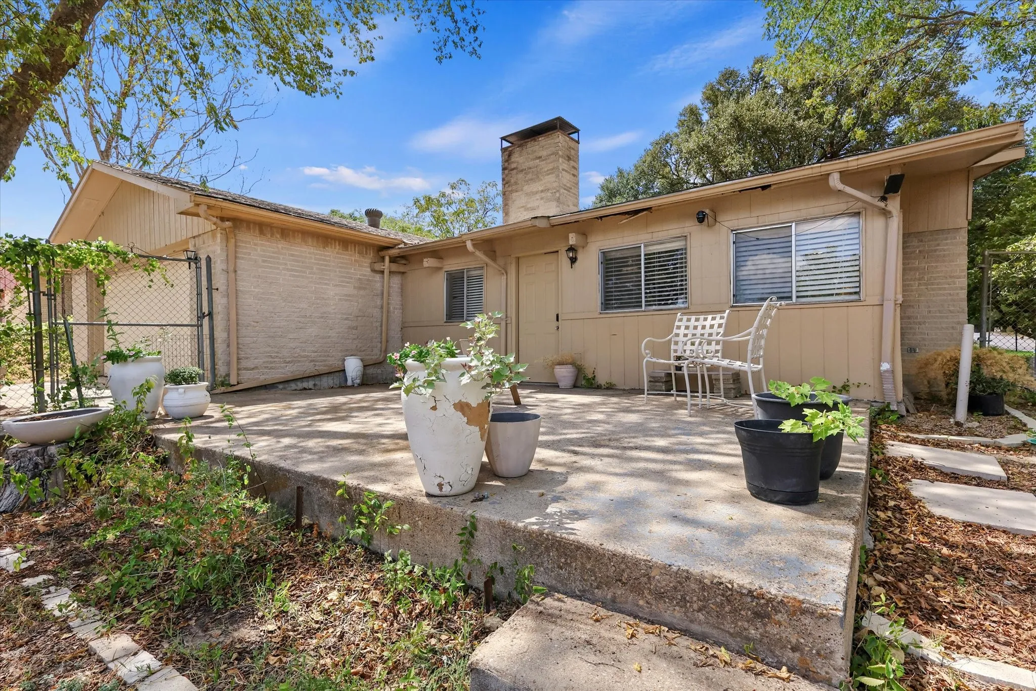 Single Family Residence For Sale in Dallas County , 168 Faircrest Drive, De Soto, Texas 75115, 3 Bedroom, 2 Bathroom, 2 Garage spaces, 2,134 Sqft, built in 1974, mls#21387528, Real Estate Agent in De Soto, Homes For Sale in Dallas county, Homes For Sale in De Soto, Realtor in De Soto Texas, Real Estate Brokerage Independent Realty Texas, Luminita Cordes Realtor