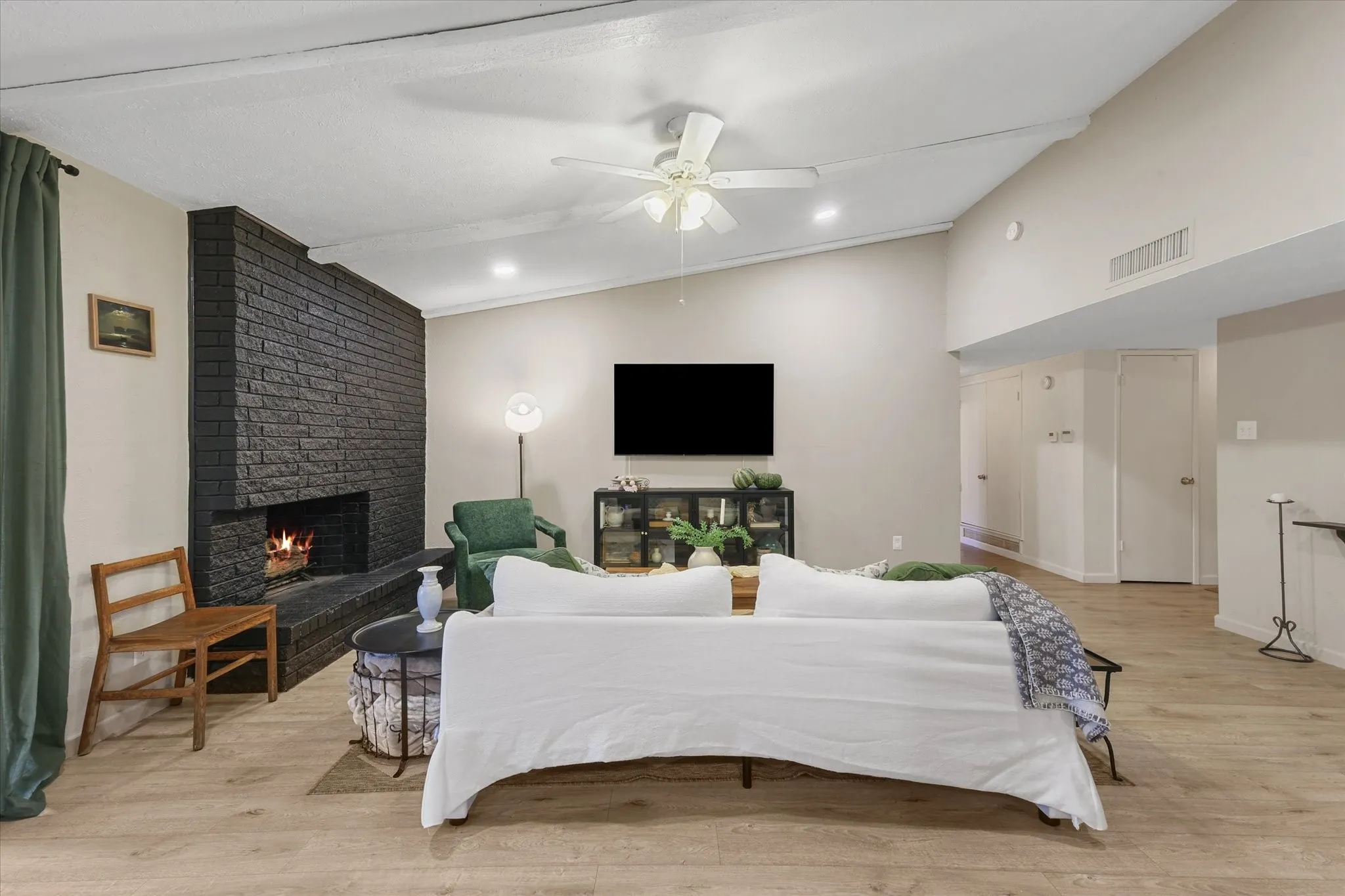 Single Family Residence For Sale in Dallas County , 168 Faircrest Drive, De Soto, Texas 75115, 3 Bedroom, 2 Bathroom, 2 Garage spaces, 2,134 Sqft, built in 1974, mls#21387528, Real Estate Agent in De Soto, Homes For Sale in Dallas county, Homes For Sale in De Soto, Realtor in De Soto Texas, Real Estate Brokerage Independent Realty Texas, Luminita Cordes Realtor