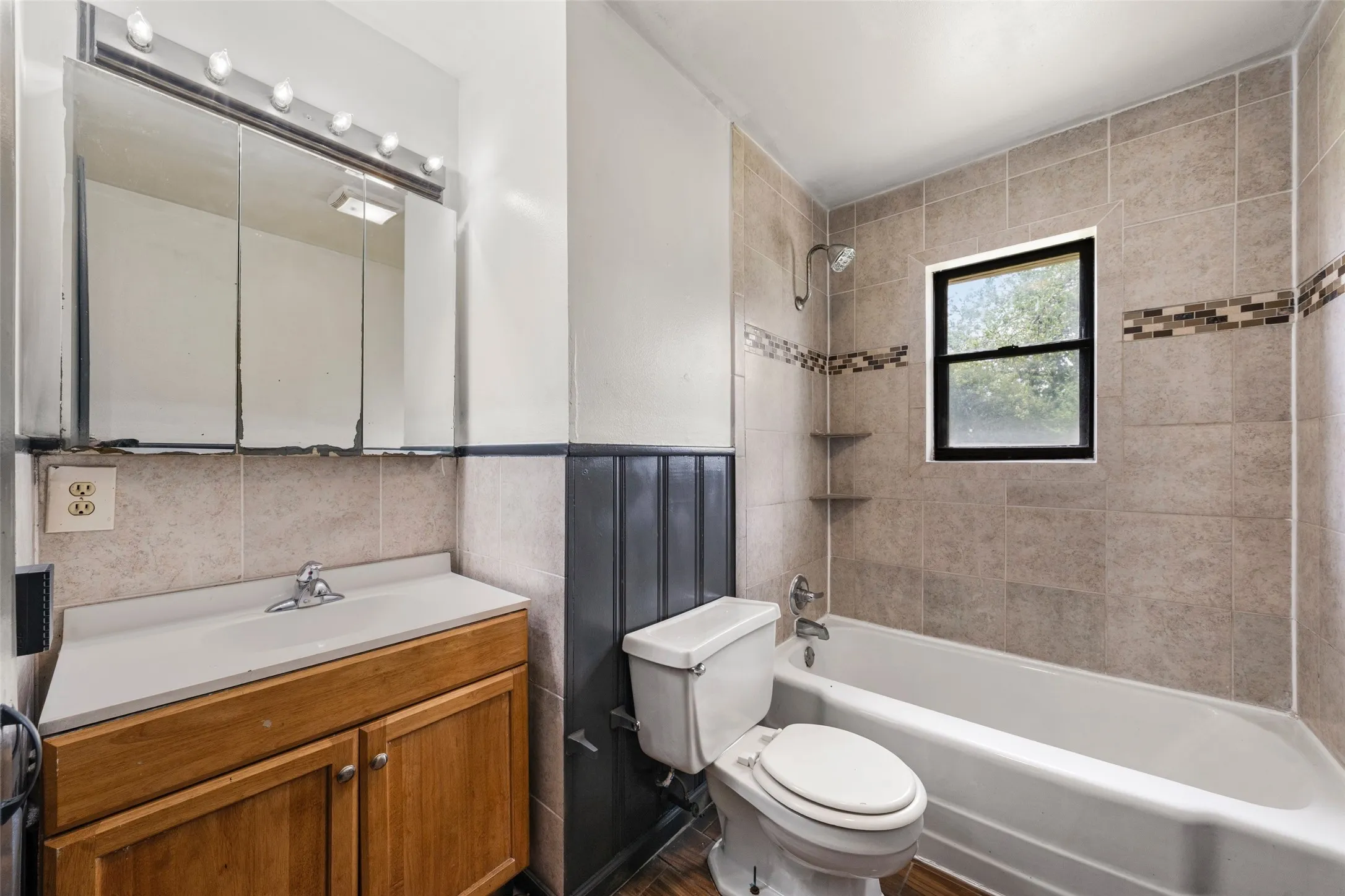Full tile surround shower with decorative accent tile