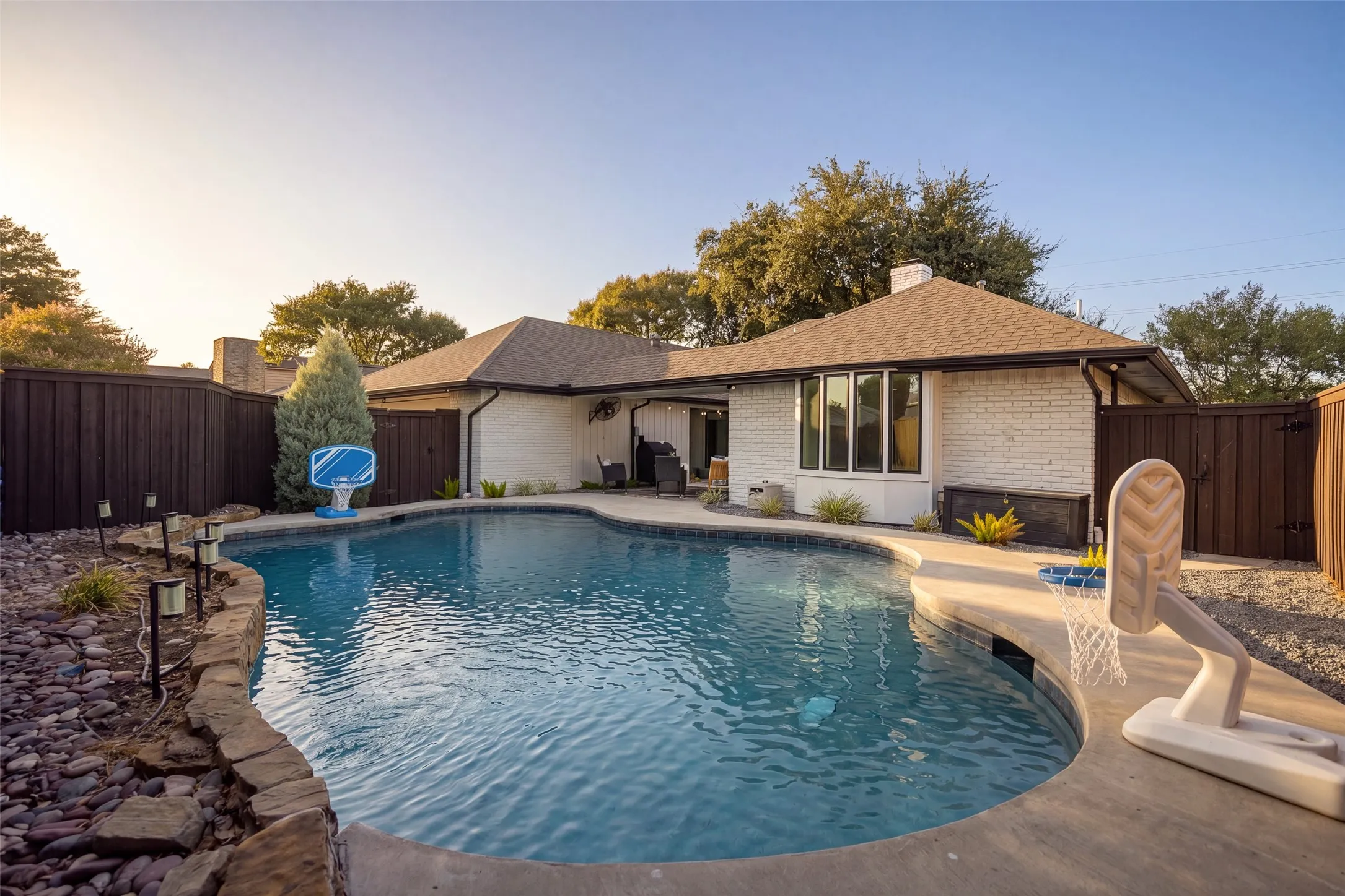 Single Family Residence For Sale in Dallas County , 6908 Windy Ridge Drive, Dallas, Texas 75248, 4 Bedroom, 3 Bathroom, 2 Garage spaces, 2,562 Sqft, built in 1976, mls#21386354, Real Estate Agent in Dallas, Homes For Sale in Dallas county, Homes For Sale in Dallas, Realtor in Dallas Texas, Real Estate Brokerage Independent Realty Texas, Luminita Cordes Realtor