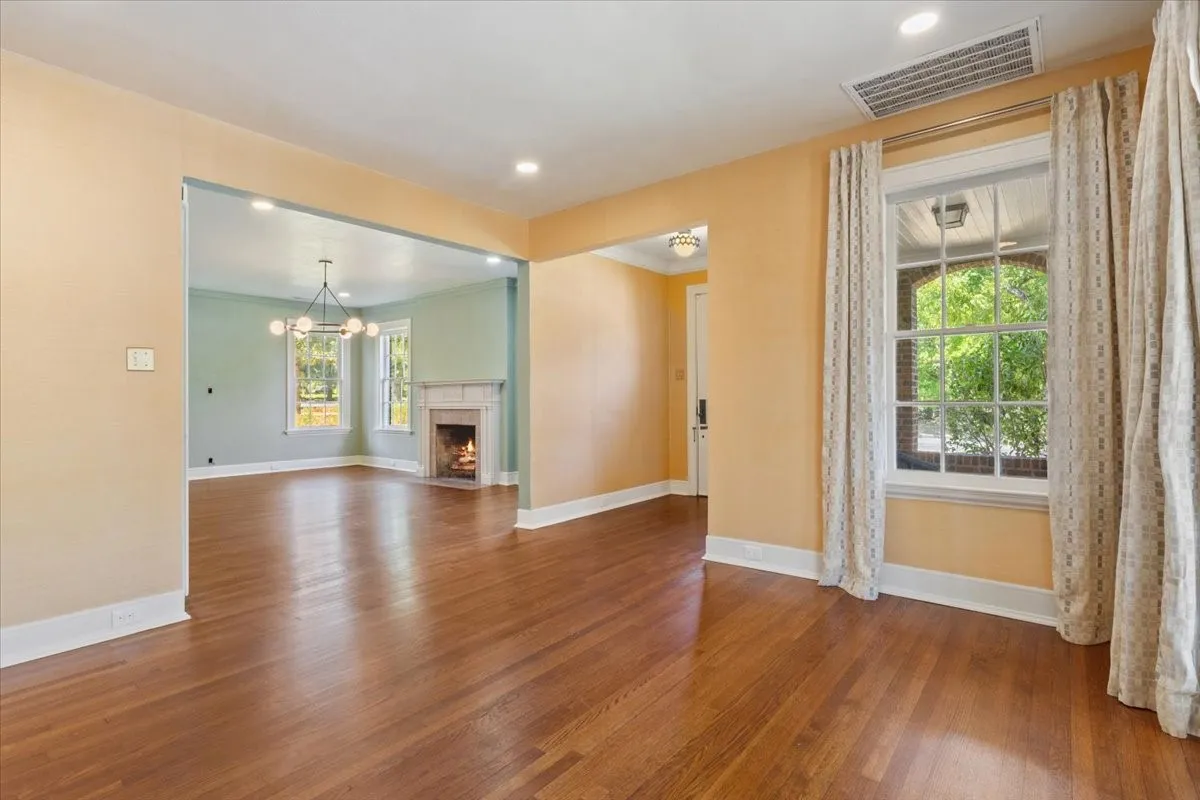 Single Family Residence For Sale in Mc Lennan County , 2122 COLCORD Avenue, Waco, Texas 76707, 4 Bedroom, 3 Bathroom, 3 Garage spaces, 2,965 Sqft, built in 1922, mls#21387157, Real Estate Agent in Waco, Homes For Sale in Mc Lennan county, Homes For Sale in Waco, Realtor in Waco Texas, Real Estate Brokerage Independent Realty Texas, Luminita Cordes Realtor