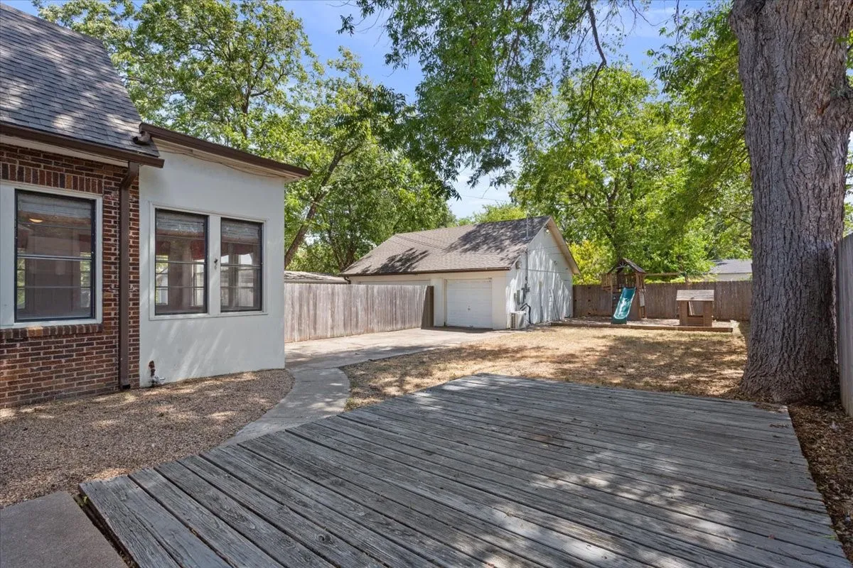 Single Family Residence For Sale in Mc Lennan County , 2122 COLCORD Avenue, Waco, Texas 76707, 4 Bedroom, 3 Bathroom, 3 Garage spaces, 2,965 Sqft, built in 1922, mls#21387157, Real Estate Agent in Waco, Homes For Sale in Mc Lennan county, Homes For Sale in Waco, Realtor in Waco Texas, Real Estate Brokerage Independent Realty Texas, Luminita Cordes Realtor