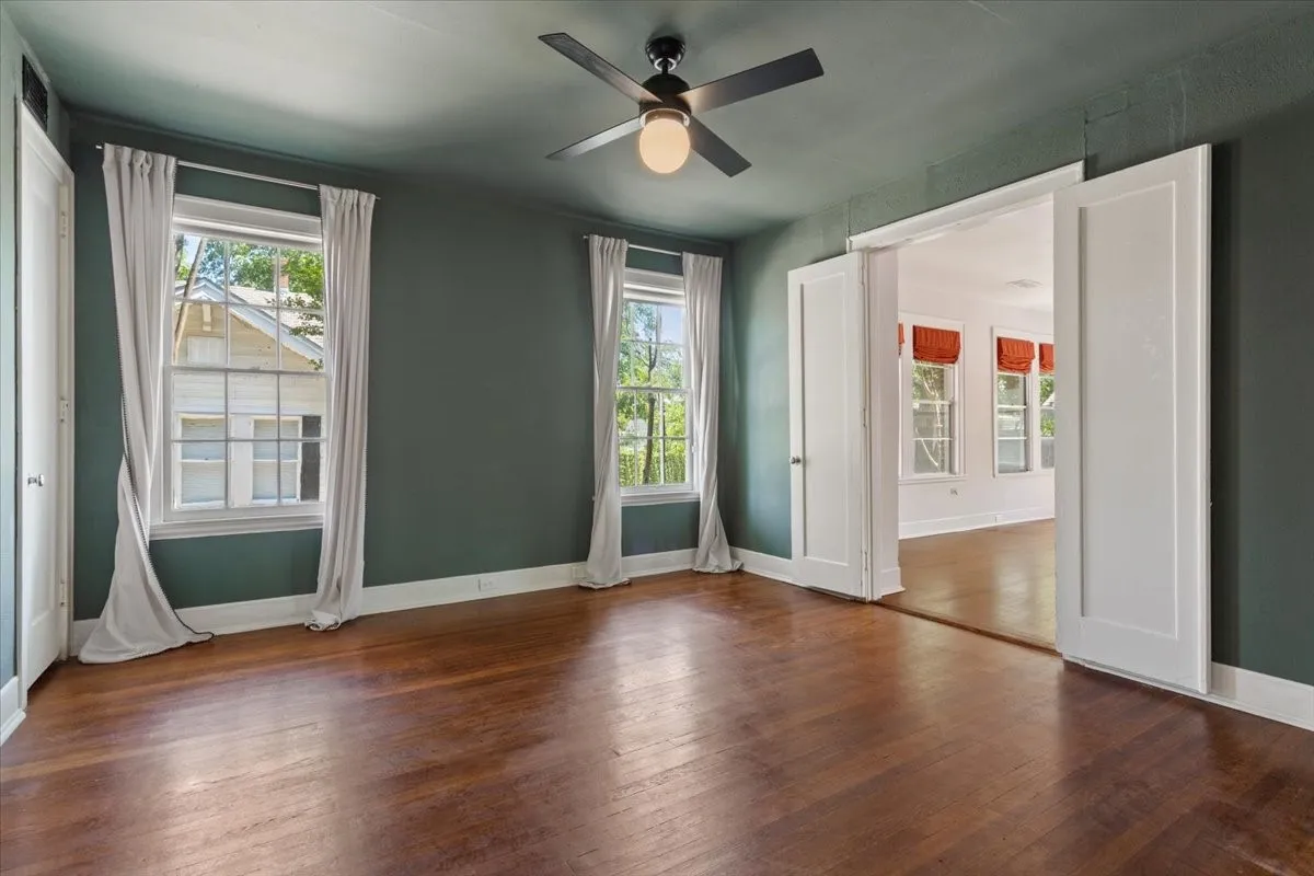 Single Family Residence For Sale in Mc Lennan County , 2122 COLCORD Avenue, Waco, Texas 76707, 4 Bedroom, 3 Bathroom, 3 Garage spaces, 2,965 Sqft, built in 1922, mls#21387157, Real Estate Agent in Waco, Homes For Sale in Mc Lennan county, Homes For Sale in Waco, Realtor in Waco Texas, Real Estate Brokerage Independent Realty Texas, Luminita Cordes Realtor