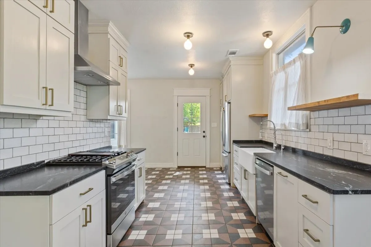 Single Family Residence For Sale in Mc Lennan County , 2122 COLCORD Avenue, Waco, Texas 76707, 4 Bedroom, 3 Bathroom, 3 Garage spaces, 2,965 Sqft, built in 1922, mls#21387157, Real Estate Agent in Waco, Homes For Sale in Mc Lennan county, Homes For Sale in Waco, Realtor in Waco Texas, Real Estate Brokerage Independent Realty Texas, Luminita Cordes Realtor