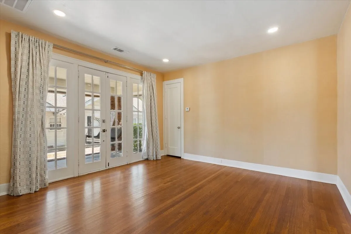 Single Family Residence For Sale in Mc Lennan County , 2122 COLCORD Avenue, Waco, Texas 76707, 4 Bedroom, 3 Bathroom, 3 Garage spaces, 2,965 Sqft, built in 1922, mls#21387157, Real Estate Agent in Waco, Homes For Sale in Mc Lennan county, Homes For Sale in Waco, Realtor in Waco Texas, Real Estate Brokerage Independent Realty Texas, Luminita Cordes Realtor