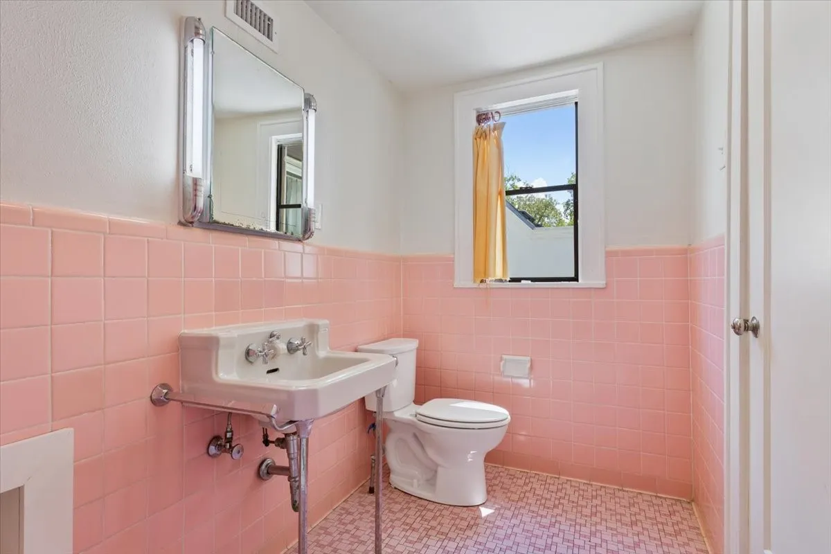 Single Family Residence For Sale in Mc Lennan County , 2122 COLCORD Avenue, Waco, Texas 76707, 4 Bedroom, 3 Bathroom, 3 Garage spaces, 2,965 Sqft, built in 1922, mls#21387157, Real Estate Agent in Waco, Homes For Sale in Mc Lennan county, Homes For Sale in Waco, Realtor in Waco Texas, Real Estate Brokerage Independent Realty Texas, Luminita Cordes Realtor