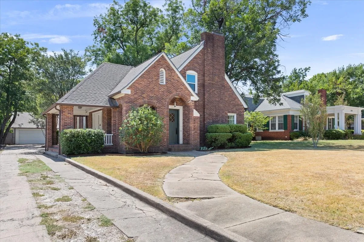 Single Family Residence For Sale in Mc Lennan County , 2122 COLCORD Avenue, Waco, Texas 76707, 4 Bedroom, 3 Bathroom, 3 Garage spaces, 2,965 Sqft, built in 1922, mls#21387157, Real Estate Agent in Waco, Homes For Sale in Mc Lennan county, Homes For Sale in Waco, Realtor in Waco Texas, Real Estate Brokerage Independent Realty Texas, Luminita Cordes Realtor