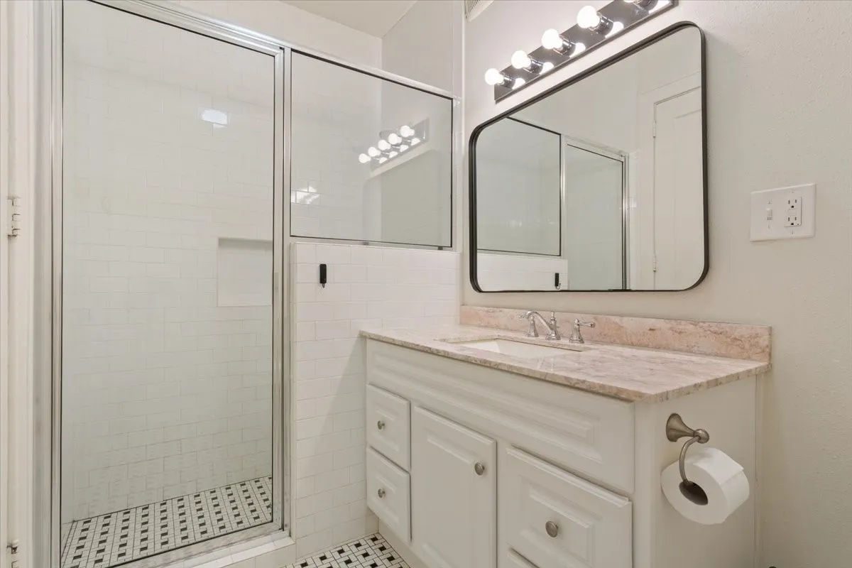 Single Family Residence For Sale in Mc Lennan County , 2122 COLCORD Avenue, Waco, Texas 76707, 4 Bedroom, 3 Bathroom, 3 Garage spaces, 2,965 Sqft, built in 1922, mls#21387157, Real Estate Agent in Waco, Homes For Sale in Mc Lennan county, Homes For Sale in Waco, Realtor in Waco Texas, Real Estate Brokerage Independent Realty Texas, Luminita Cordes Realtor