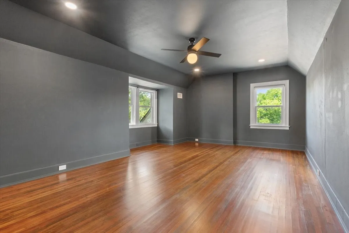 Single Family Residence For Sale in Mc Lennan County , 2122 COLCORD Avenue, Waco, Texas 76707, 4 Bedroom, 3 Bathroom, 3 Garage spaces, 2,965 Sqft, built in 1922, mls#21387157, Real Estate Agent in Waco, Homes For Sale in Mc Lennan county, Homes For Sale in Waco, Realtor in Waco Texas, Real Estate Brokerage Independent Realty Texas, Luminita Cordes Realtor