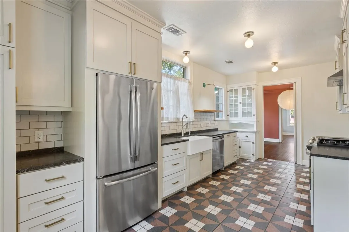 Single Family Residence For Sale in Mc Lennan County , 2122 COLCORD Avenue, Waco, Texas 76707, 4 Bedroom, 3 Bathroom, 3 Garage spaces, 2,965 Sqft, built in 1922, mls#21387157, Real Estate Agent in Waco, Homes For Sale in Mc Lennan county, Homes For Sale in Waco, Realtor in Waco Texas, Real Estate Brokerage Independent Realty Texas, Luminita Cordes Realtor