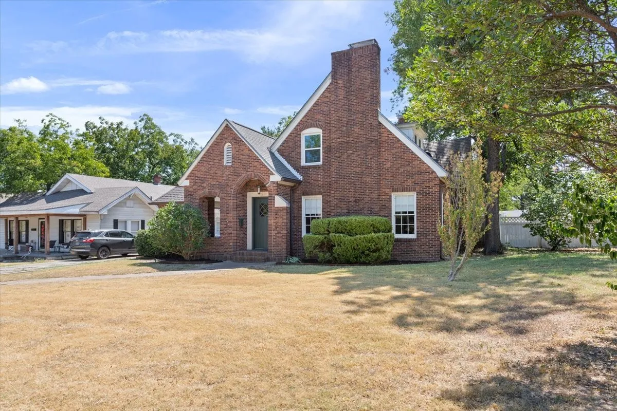 Single Family Residence For Sale in Mc Lennan County , 2122 COLCORD Avenue, Waco, Texas 76707, 4 Bedroom, 3 Bathroom, 3 Garage spaces, 2,965 Sqft, built in 1922, mls#21387157, Real Estate Agent in Waco, Homes For Sale in Mc Lennan county, Homes For Sale in Waco, Realtor in Waco Texas, Real Estate Brokerage Independent Realty Texas, Luminita Cordes Realtor