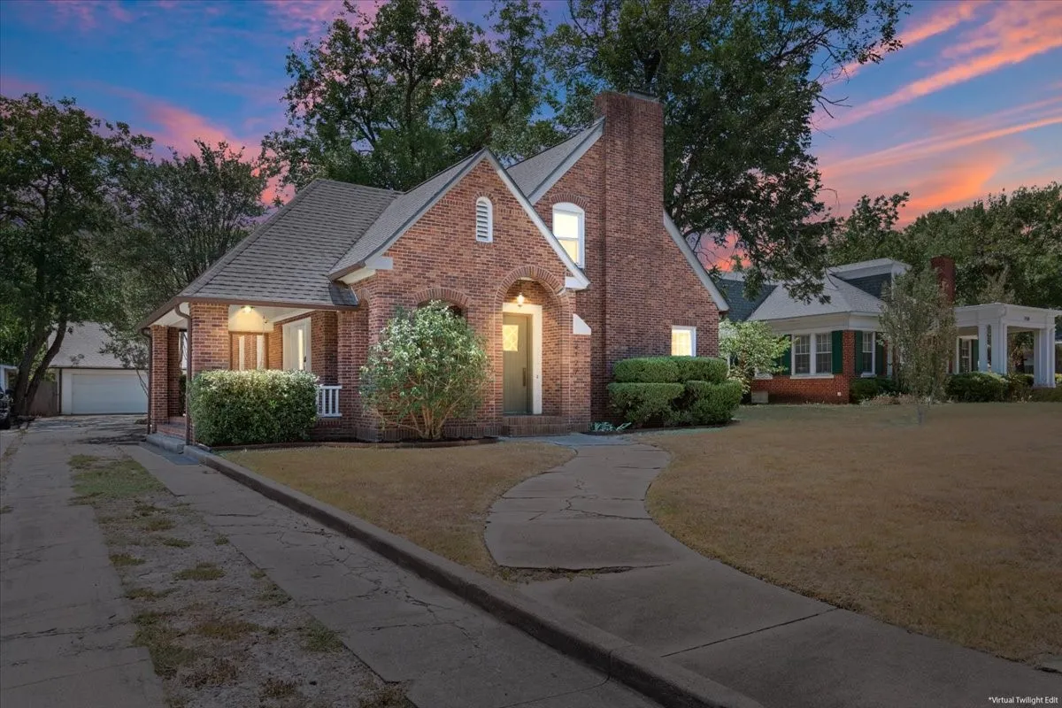 Single Family Residence For Sale in Mc Lennan County , 2122 COLCORD Avenue, Waco, Texas 76707, 4 Bedroom, 3 Bathroom, 3 Garage spaces, 2,965 Sqft, built in 1922, mls#21387157, Real Estate Agent in Waco, Homes For Sale in Mc Lennan county, Homes For Sale in Waco, Realtor in Waco Texas, Real Estate Brokerage Independent Realty Texas, Luminita Cordes Realtor