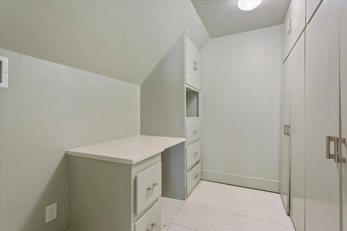 Single Family Residence For Sale in Mc Lennan County , 2122 COLCORD Avenue, Waco, Texas 76707, 4 Bedroom, 3 Bathroom, 3 Garage spaces, 2,965 Sqft, built in 1922, mls#21387157, Real Estate Agent in Waco, Homes For Sale in Mc Lennan county, Homes For Sale in Waco, Realtor in Waco Texas, Real Estate Brokerage Independent Realty Texas, Luminita Cordes Realtor