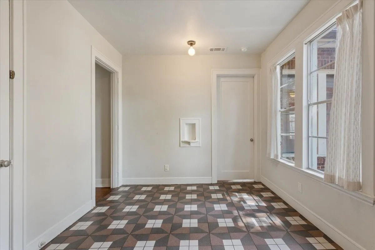 Single Family Residence For Sale in Mc Lennan County , 2122 COLCORD Avenue, Waco, Texas 76707, 4 Bedroom, 3 Bathroom, 3 Garage spaces, 2,965 Sqft, built in 1922, mls#21387157, Real Estate Agent in Waco, Homes For Sale in Mc Lennan county, Homes For Sale in Waco, Realtor in Waco Texas, Real Estate Brokerage Independent Realty Texas, Luminita Cordes Realtor