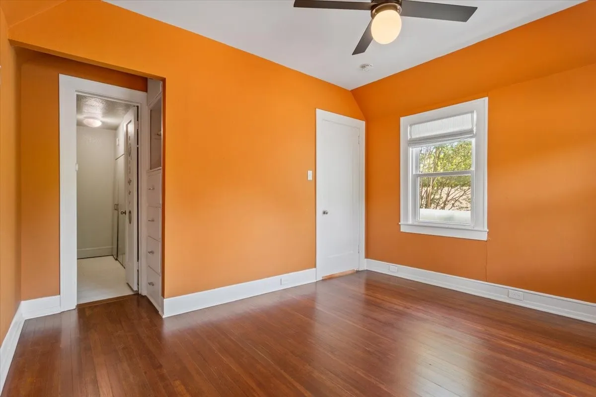 Single Family Residence For Sale in Mc Lennan County , 2122 COLCORD Avenue, Waco, Texas 76707, 4 Bedroom, 3 Bathroom, 3 Garage spaces, 2,965 Sqft, built in 1922, mls#21387157, Real Estate Agent in Waco, Homes For Sale in Mc Lennan county, Homes For Sale in Waco, Realtor in Waco Texas, Real Estate Brokerage Independent Realty Texas, Luminita Cordes Realtor