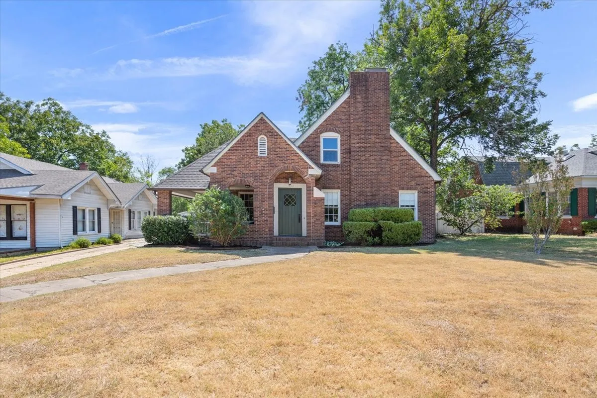 Single Family Residence For Sale in Mc Lennan County , 2122 COLCORD Avenue, Waco, Texas 76707, 4 Bedroom, 3 Bathroom, 3 Garage spaces, 2,965 Sqft, built in 1922, mls#21387157, Real Estate Agent in Waco, Homes For Sale in Mc Lennan county, Homes For Sale in Waco, Realtor in Waco Texas, Real Estate Brokerage Independent Realty Texas, Luminita Cordes Realtor