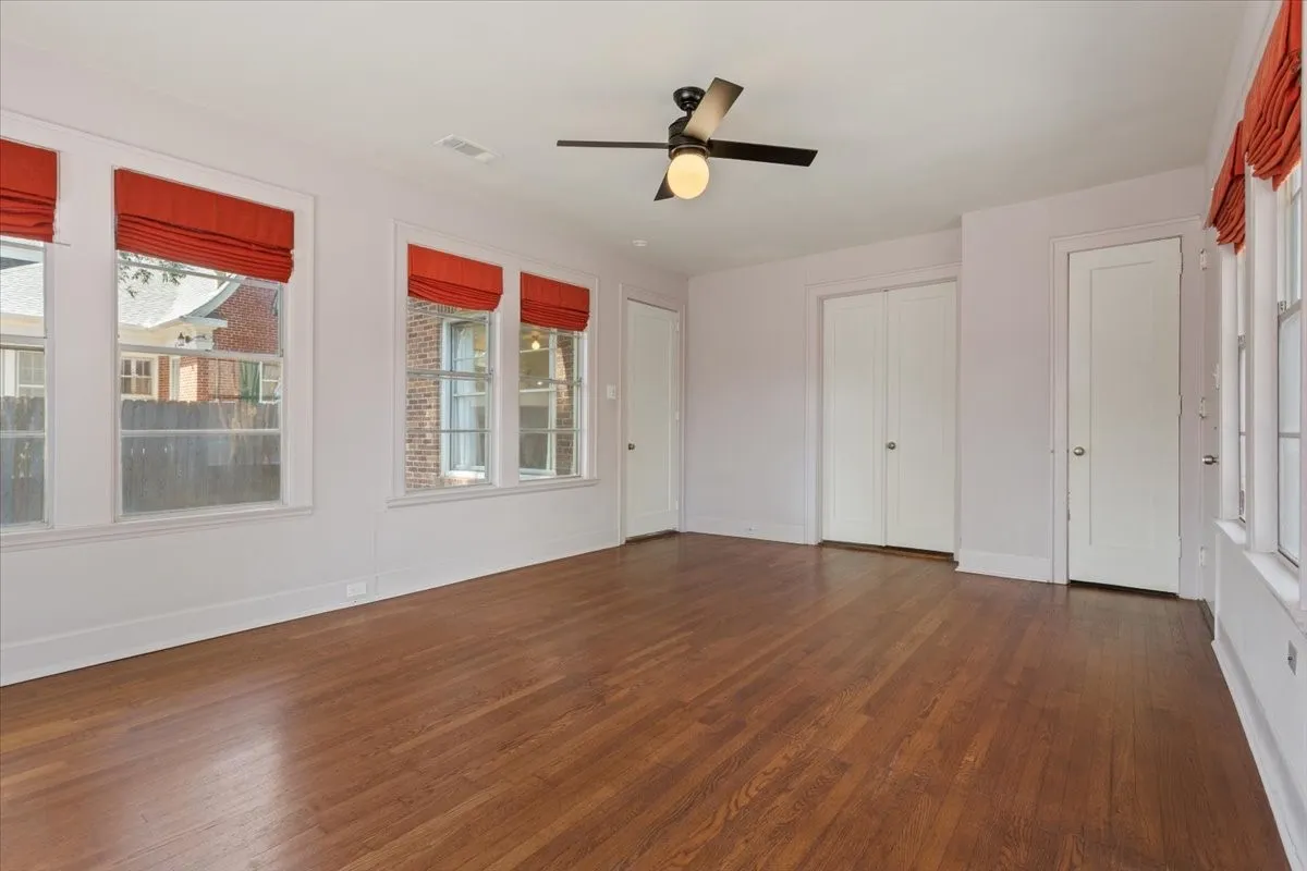 Single Family Residence For Sale in Mc Lennan County , 2122 COLCORD Avenue, Waco, Texas 76707, 4 Bedroom, 3 Bathroom, 3 Garage spaces, 2,965 Sqft, built in 1922, mls#21387157, Real Estate Agent in Waco, Homes For Sale in Mc Lennan county, Homes For Sale in Waco, Realtor in Waco Texas, Real Estate Brokerage Independent Realty Texas, Luminita Cordes Realtor
