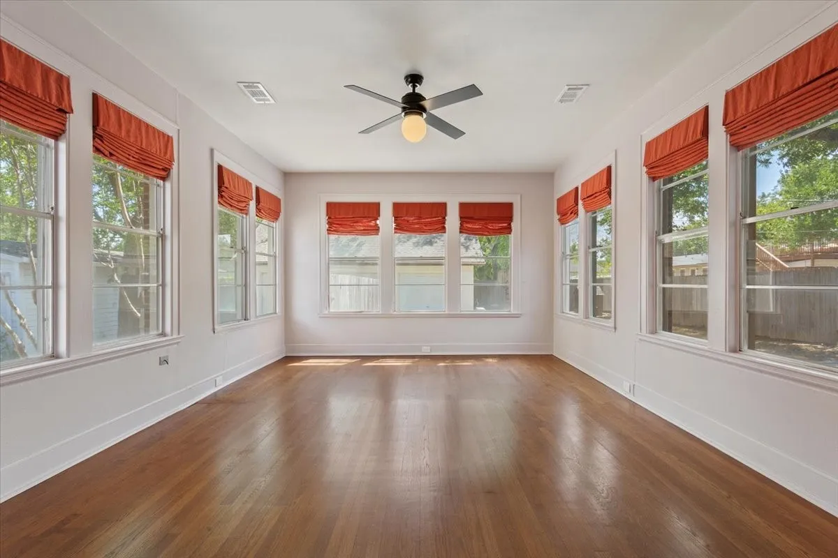 Single Family Residence For Sale in Mc Lennan County , 2122 COLCORD Avenue, Waco, Texas 76707, 4 Bedroom, 3 Bathroom, 3 Garage spaces, 2,965 Sqft, built in 1922, mls#21387157, Real Estate Agent in Waco, Homes For Sale in Mc Lennan county, Homes For Sale in Waco, Realtor in Waco Texas, Real Estate Brokerage Independent Realty Texas, Luminita Cordes Realtor