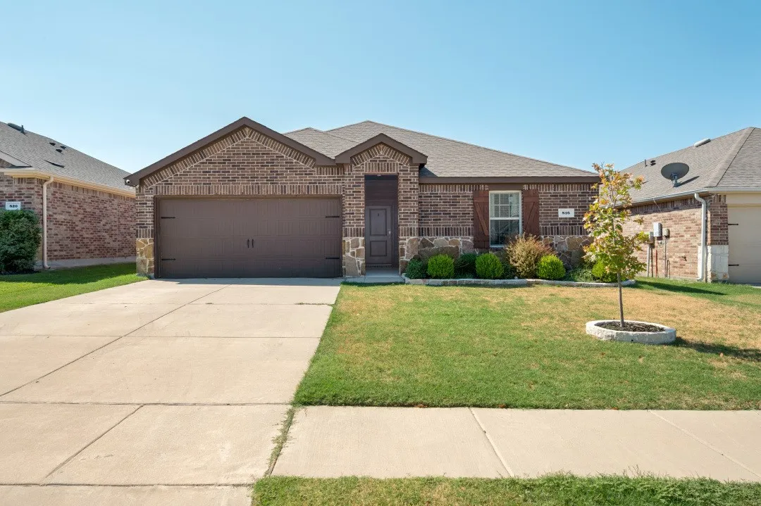 Single Family Residence For Sale in Denton County , 816 Alton Drive, Aubrey, Texas 76227, 3 Bedroom, 2 Bathroom, 2 Garage spaces, 1,443 Sqft, built in 2019, mls#21384262, Real Estate Agent in Aubrey, Homes For Sale in Denton county, Homes For Sale in Aubrey, Realtor in Aubrey Texas, Real Estate Brokerage Independent Realty Texas, Luminita Cordes Realtor