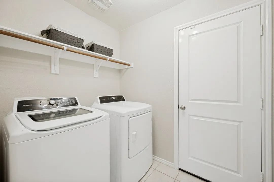Single Family Residence For Sale in Denton County , 816 Alton Drive, Aubrey, Texas 76227, 3 Bedroom, 2 Bathroom, 2 Garage spaces, 1,443 Sqft, built in 2019, mls#21384262, Real Estate Agent in Aubrey, Homes For Sale in Denton county, Homes For Sale in Aubrey, Realtor in Aubrey Texas, Real Estate Brokerage Independent Realty Texas, Luminita Cordes Realtor