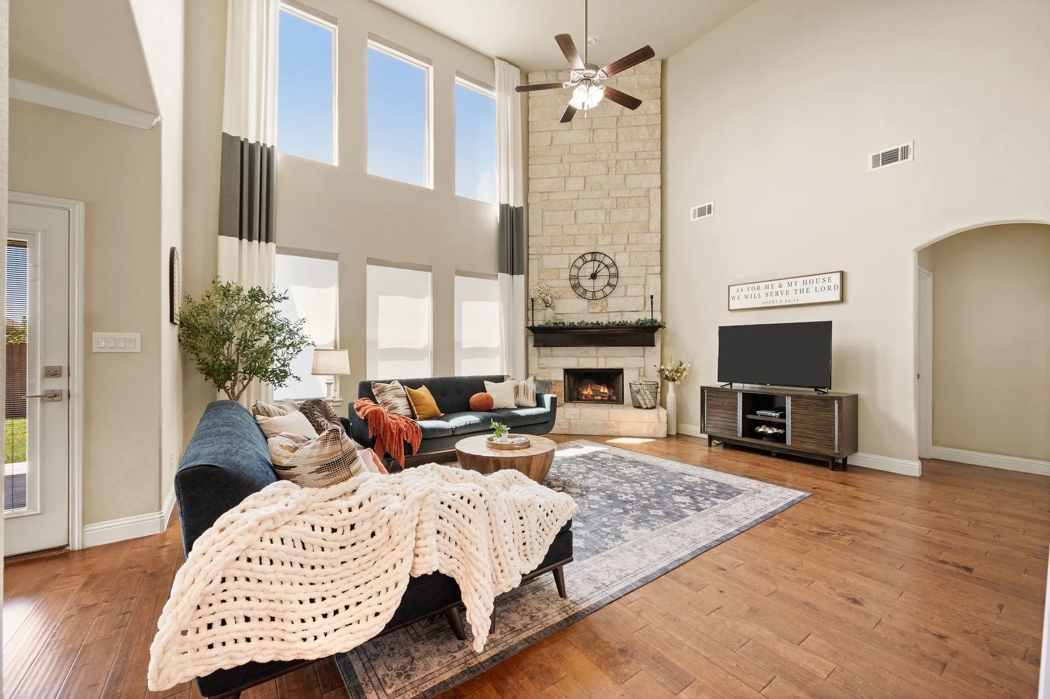 Single Family Residence For Sale in Tarrant County , 325 Little John Court, Saginaw, Texas 76179, 4 Bedroom, 4 Bathroom, 2 Garage spaces, 2,951 Sqft, built in 2016, mls#21354122, Real Estate Agent in Saginaw, Homes For Sale in Tarrant county, Homes For Sale in Saginaw, Realtor in Saginaw Texas, Real Estate Brokerage Independent Realty Texas, Luminita Cordes Realtor
