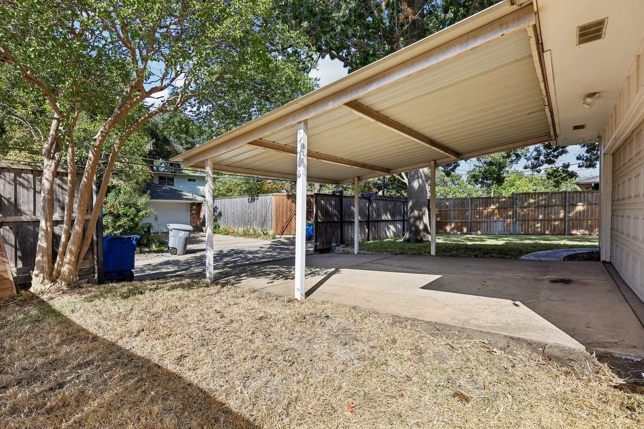 Single Family Residence For Rent in Dallas County , 13639 Willow Bend Road, Dallas, Texas 75240, 4 Bedroom, 2 Bathroom, 2 Garage spaces, 1,681 Sqft, built in 1969, mls#21388031, Real Estate Agent in Dallas, Homes For Rent in Dallas county, Homes For Rent in Dallas, Realtor in Dallas Texas, Real Estate Brokerage Independent Realty Texas, Luminita Cordes Realtor