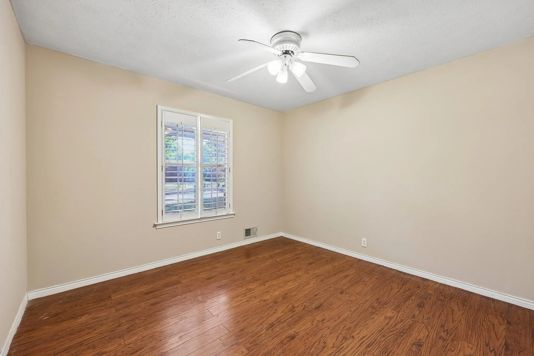 Single Family Residence For Rent in Dallas County , 13639 Willow Bend Road, Dallas, Texas 75240, 4 Bedroom, 2 Bathroom, 2 Garage spaces, 1,681 Sqft, built in 1969, mls#21388031, Real Estate Agent in Dallas, Homes For Rent in Dallas county, Homes For Rent in Dallas, Realtor in Dallas Texas, Real Estate Brokerage Independent Realty Texas, Luminita Cordes Realtor