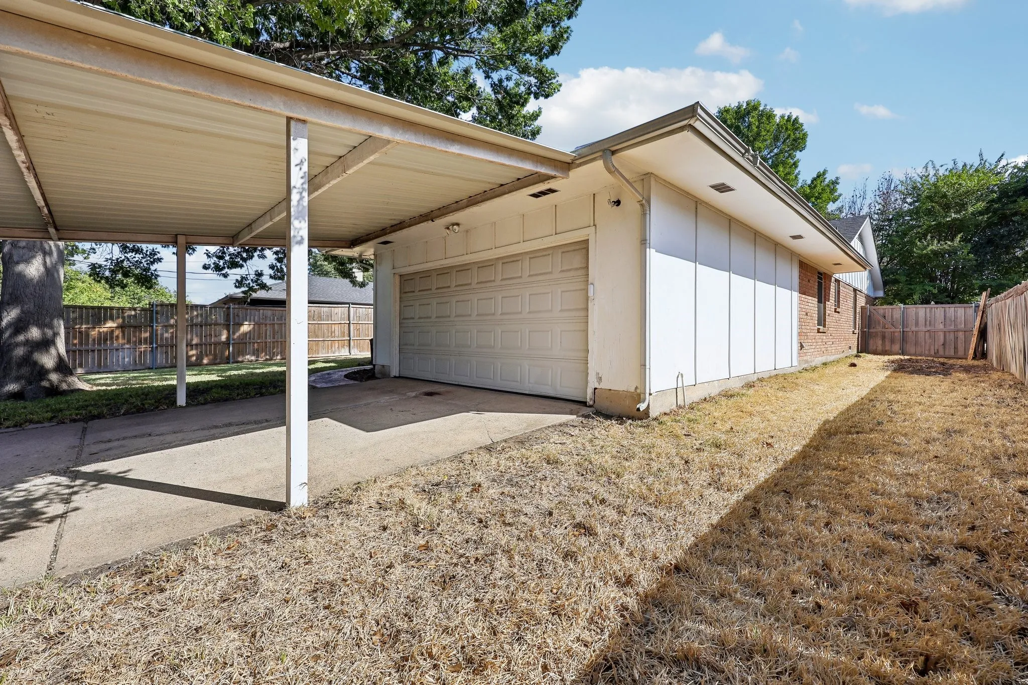 Single Family Residence For Rent in Dallas County , 13639 Willow Bend Road, Dallas, Texas 75240, 4 Bedroom, 2 Bathroom, 2 Garage spaces, 1,681 Sqft, built in 1969, mls#21388031, Real Estate Agent in Dallas, Homes For Rent in Dallas county, Homes For Rent in Dallas, Realtor in Dallas Texas, Real Estate Brokerage Independent Realty Texas, Luminita Cordes Realtor