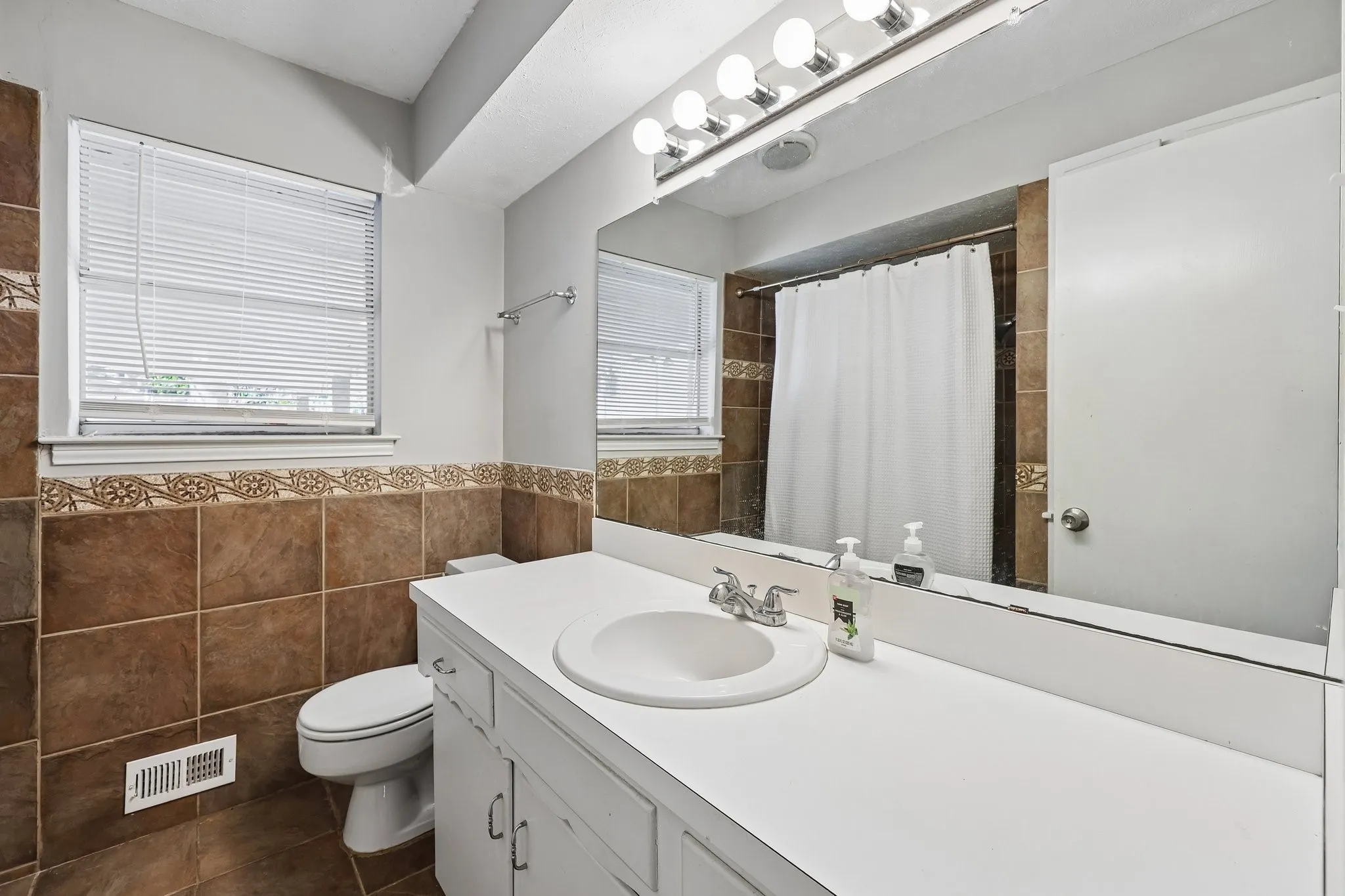 Single Family Residence For Rent in Dallas County , 13639 Willow Bend Road, Dallas, Texas 75240, 4 Bedroom, 2 Bathroom, 2 Garage spaces, 1,681 Sqft, built in 1969, mls#21388031, Real Estate Agent in Dallas, Homes For Rent in Dallas county, Homes For Rent in Dallas, Realtor in Dallas Texas, Real Estate Brokerage Independent Realty Texas, Luminita Cordes Realtor