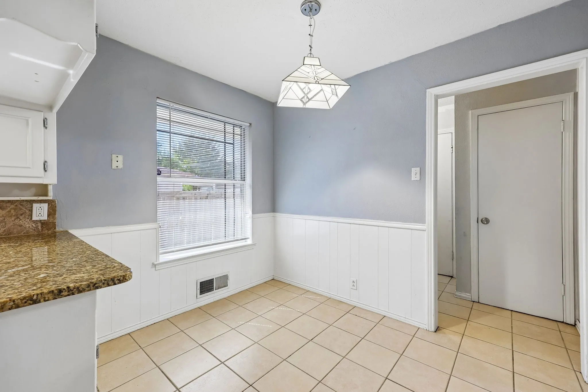 Single Family Residence For Rent in Dallas County , 13639 Willow Bend Road, Dallas, Texas 75240, 4 Bedroom, 2 Bathroom, 2 Garage spaces, 1,681 Sqft, built in 1969, mls#21388031, Real Estate Agent in Dallas, Homes For Rent in Dallas county, Homes For Rent in Dallas, Realtor in Dallas Texas, Real Estate Brokerage Independent Realty Texas, Luminita Cordes Realtor