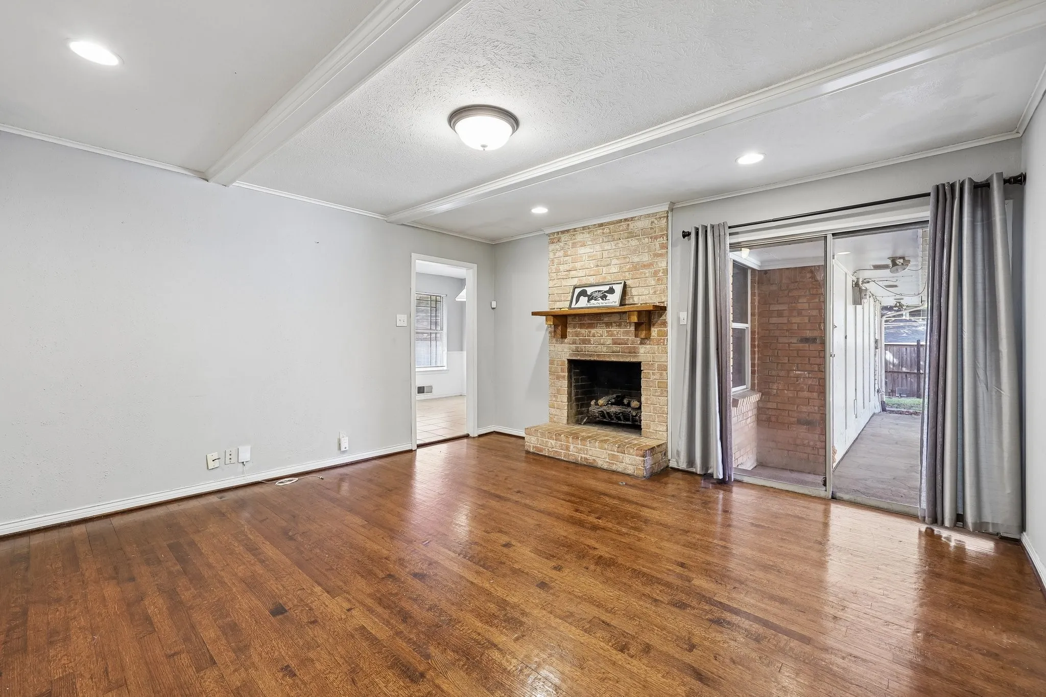 Single Family Residence For Rent in Dallas County , 13639 Willow Bend Road, Dallas, Texas 75240, 4 Bedroom, 2 Bathroom, 2 Garage spaces, 1,681 Sqft, built in 1969, mls#21388031, Real Estate Agent in Dallas, Homes For Rent in Dallas county, Homes For Rent in Dallas, Realtor in Dallas Texas, Real Estate Brokerage Independent Realty Texas, Luminita Cordes Realtor