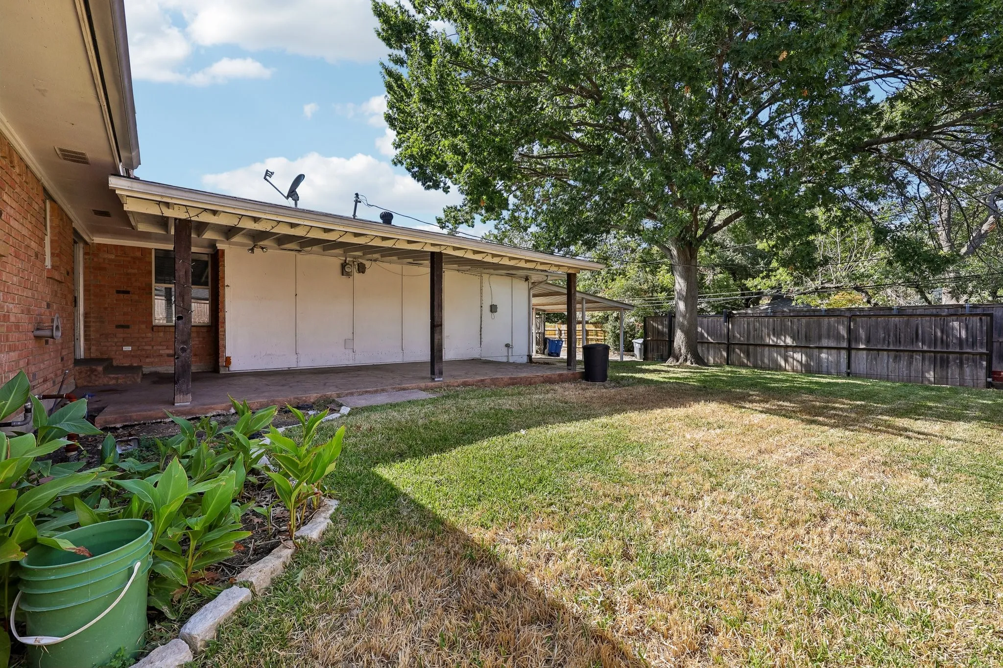Single Family Residence For Rent in Dallas County , 13639 Willow Bend Road, Dallas, Texas 75240, 4 Bedroom, 2 Bathroom, 2 Garage spaces, 1,681 Sqft, built in 1969, mls#21388031, Real Estate Agent in Dallas, Homes For Rent in Dallas county, Homes For Rent in Dallas, Realtor in Dallas Texas, Real Estate Brokerage Independent Realty Texas, Luminita Cordes Realtor