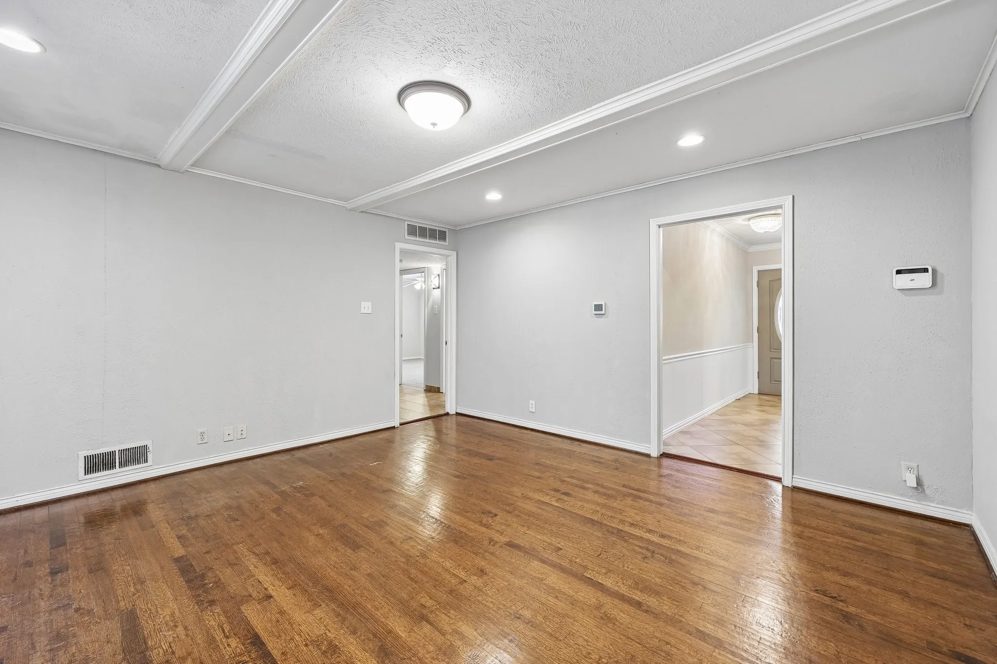 Single Family Residence For Rent in Dallas County , 13639 Willow Bend Road, Dallas, Texas 75240, 4 Bedroom, 2 Bathroom, 2 Garage spaces, 1,681 Sqft, built in 1969, mls#21388031, Real Estate Agent in Dallas, Homes For Rent in Dallas county, Homes For Rent in Dallas, Realtor in Dallas Texas, Real Estate Brokerage Independent Realty Texas, Luminita Cordes Realtor