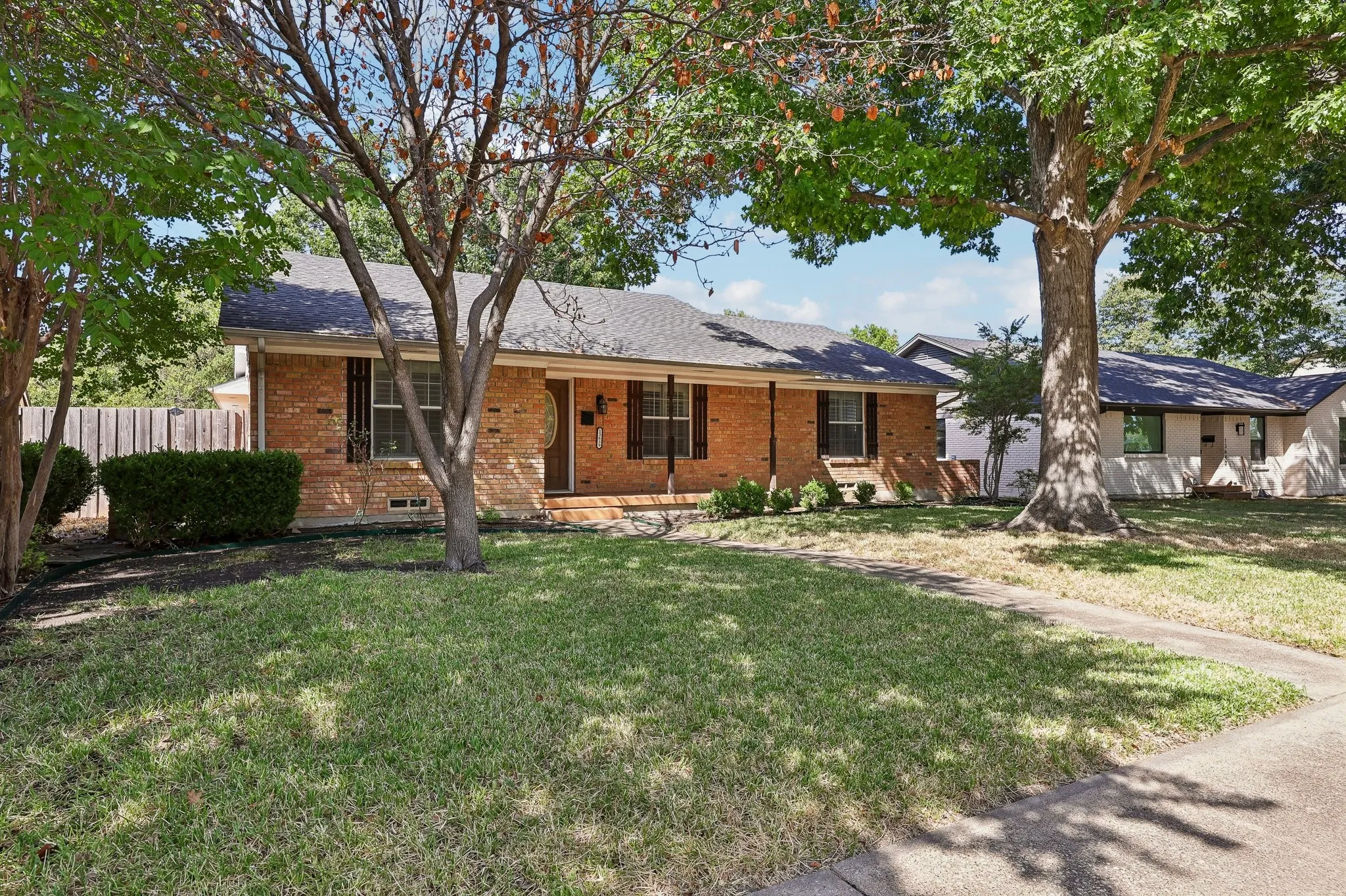 Single Family Residence For Rent in Dallas County , 13639 Willow Bend Road, Dallas, Texas 75240, 4 Bedroom, 2 Bathroom, 2 Garage spaces, 1,681 Sqft, built in 1969, mls#21388031, Real Estate Agent in Dallas, Homes For Rent in Dallas county, Homes For Rent in Dallas, Realtor in Dallas Texas, Real Estate Brokerage Independent Realty Texas, Luminita Cordes Realtor