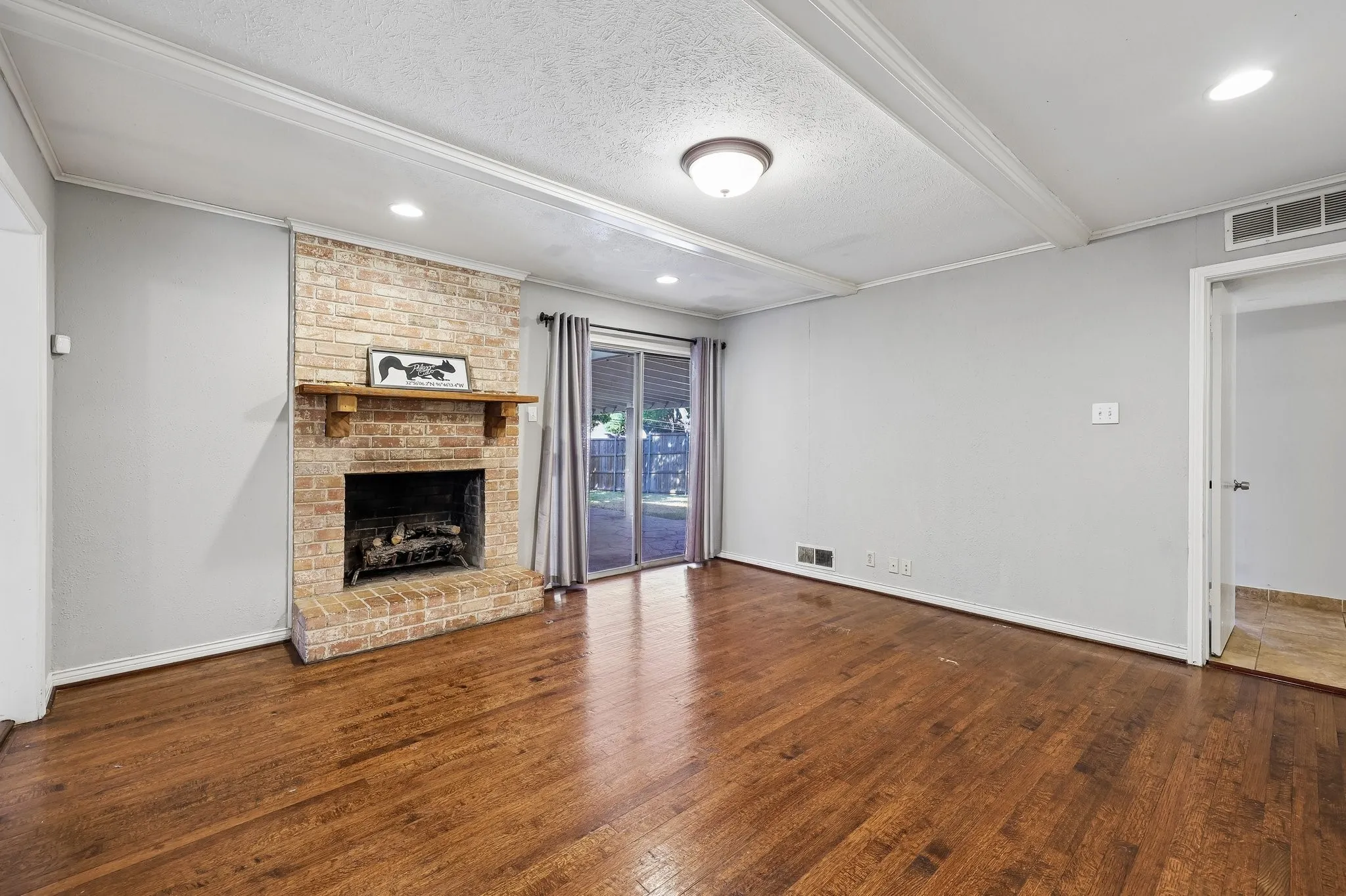 Single Family Residence For Rent in Dallas County , 13639 Willow Bend Road, Dallas, Texas 75240, 4 Bedroom, 2 Bathroom, 2 Garage spaces, 1,681 Sqft, built in 1969, mls#21388031, Real Estate Agent in Dallas, Homes For Rent in Dallas county, Homes For Rent in Dallas, Realtor in Dallas Texas, Real Estate Brokerage Independent Realty Texas, Luminita Cordes Realtor
