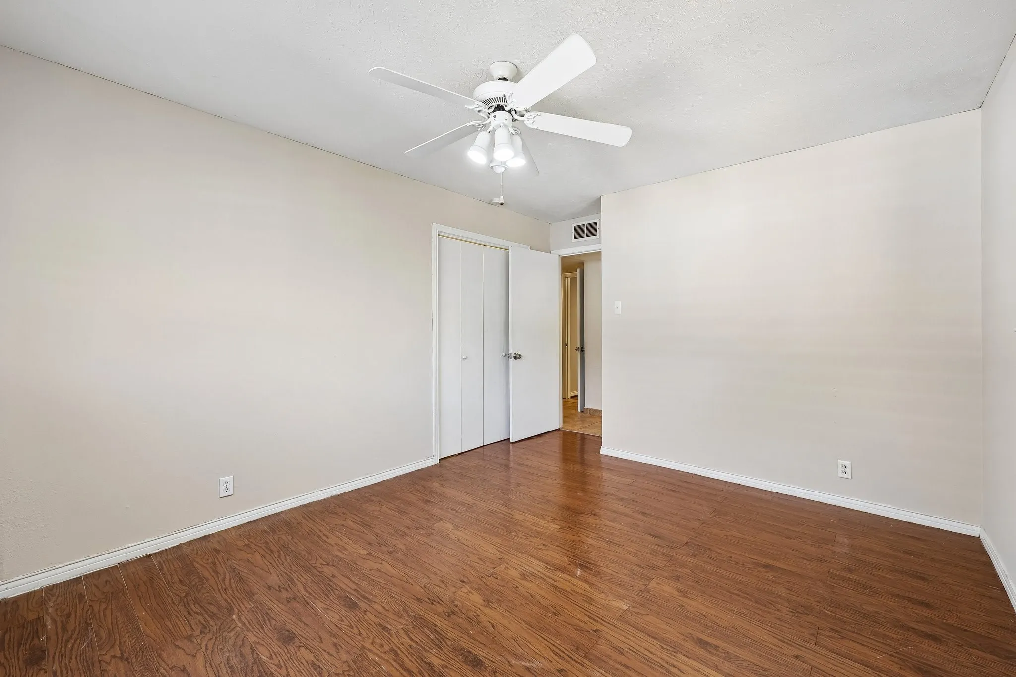 Single Family Residence For Rent in Dallas County , 13639 Willow Bend Road, Dallas, Texas 75240, 4 Bedroom, 2 Bathroom, 2 Garage spaces, 1,681 Sqft, built in 1969, mls#21388031, Real Estate Agent in Dallas, Homes For Rent in Dallas county, Homes For Rent in Dallas, Realtor in Dallas Texas, Real Estate Brokerage Independent Realty Texas, Luminita Cordes Realtor