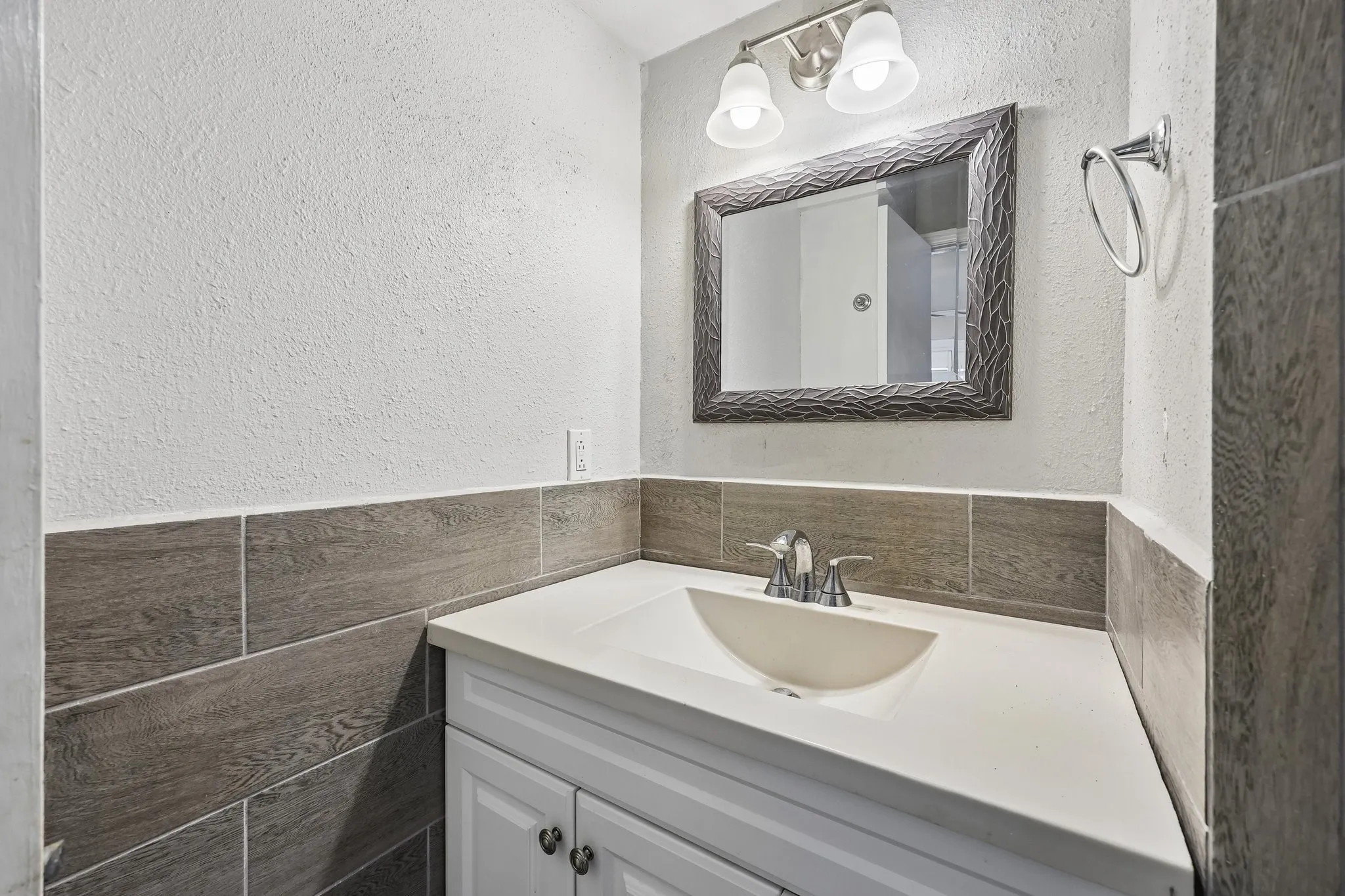 Single Family Residence For Rent in Dallas County , 13639 Willow Bend Road, Dallas, Texas 75240, 4 Bedroom, 2 Bathroom, 2 Garage spaces, 1,681 Sqft, built in 1969, mls#21388031, Real Estate Agent in Dallas, Homes For Rent in Dallas county, Homes For Rent in Dallas, Realtor in Dallas Texas, Real Estate Brokerage Independent Realty Texas, Luminita Cordes Realtor