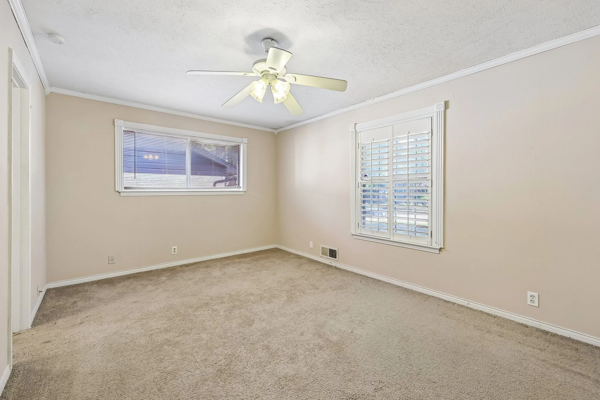 Single Family Residence For Rent in Dallas County , 13639 Willow Bend Road, Dallas, Texas 75240, 4 Bedroom, 2 Bathroom, 2 Garage spaces, 1,681 Sqft, built in 1969, mls#21388031, Real Estate Agent in Dallas, Homes For Rent in Dallas county, Homes For Rent in Dallas, Realtor in Dallas Texas, Real Estate Brokerage Independent Realty Texas, Luminita Cordes Realtor