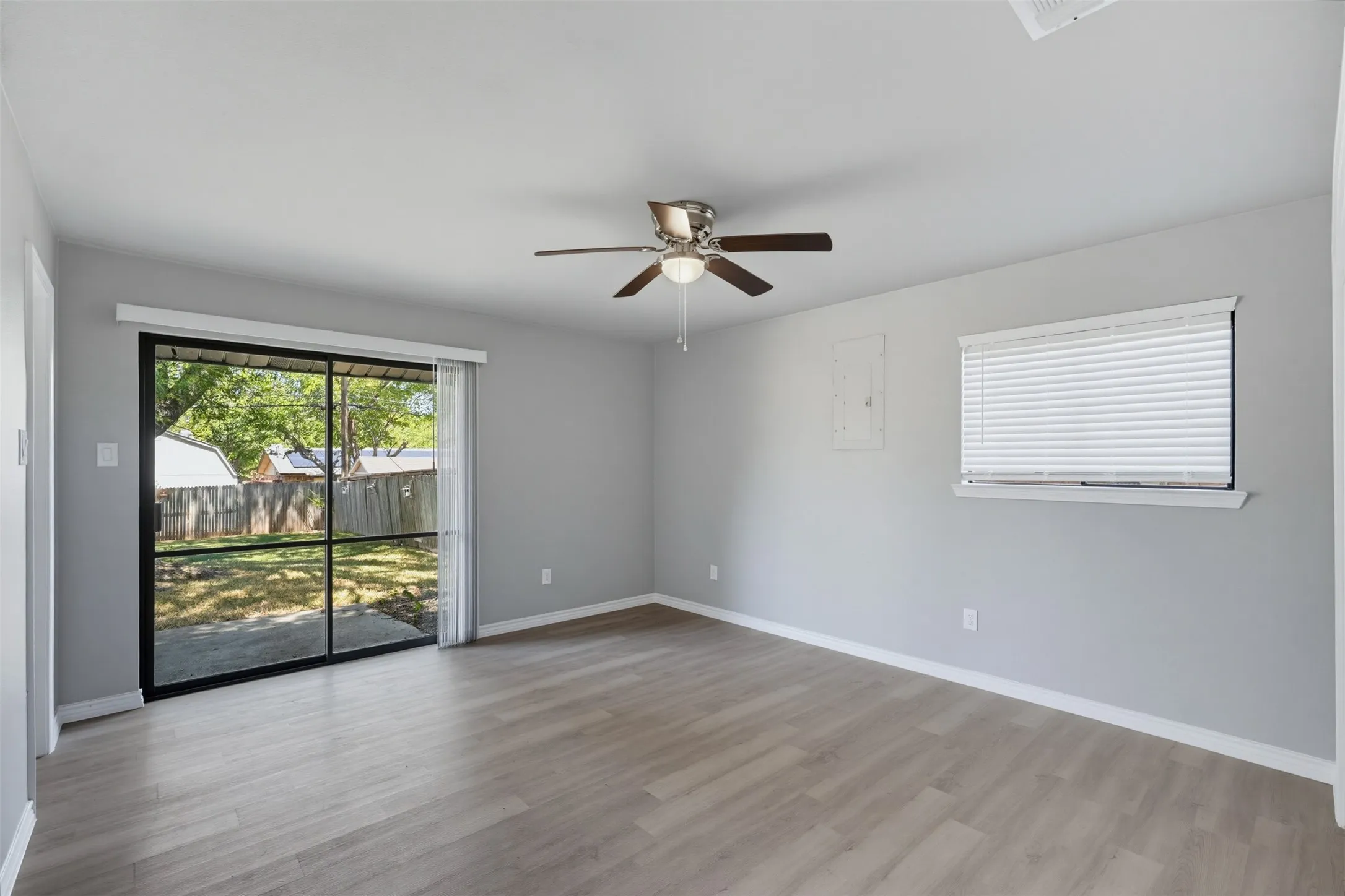 Single Family Residence For Sale in Tarrant County , 2105 Cottie Lane, Arlington, Texas 76010, 3 Bedroom, 2 Bathroom, 2 Garage spaces, 1,962 Sqft, built in 1958, mls#21382962, Real Estate Agent in Arlington, Homes For Sale in Tarrant county, Homes For Sale in Arlington, Realtor in Arlington Texas, Real Estate Brokerage Independent Realty Texas, Luminita Cordes Realtor