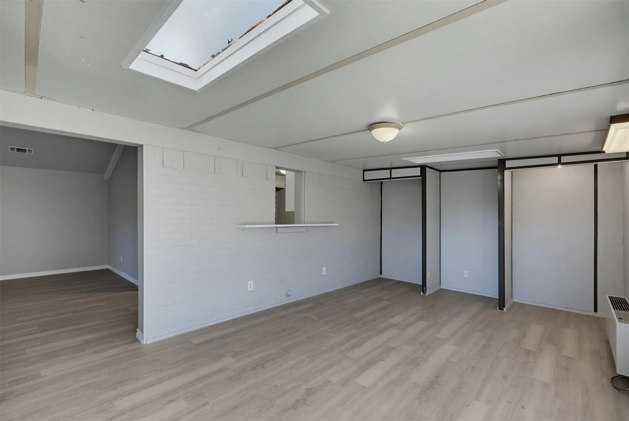 Single Family Residence For Sale in Tarrant County , 2105 Cottie Lane, Arlington, Texas 76010, 3 Bedroom, 2 Bathroom, 2 Garage spaces, 1,962 Sqft, built in 1958, mls#21382962, Real Estate Agent in Arlington, Homes For Sale in Tarrant county, Homes For Sale in Arlington, Realtor in Arlington Texas, Real Estate Brokerage Independent Realty Texas, Luminita Cordes Realtor
