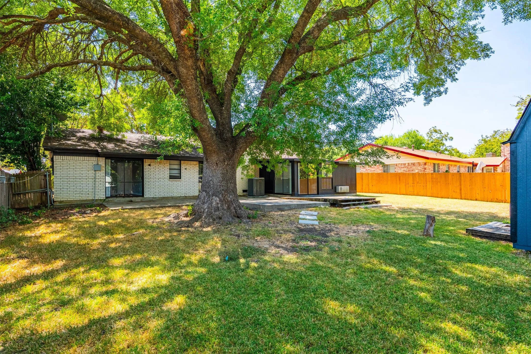 Single Family Residence For Sale in Tarrant County , 2105 Cottie Lane, Arlington, Texas 76010, 3 Bedroom, 2 Bathroom, 2 Garage spaces, 1,962 Sqft, built in 1958, mls#21382962, Real Estate Agent in Arlington, Homes For Sale in Tarrant county, Homes For Sale in Arlington, Realtor in Arlington Texas, Real Estate Brokerage Independent Realty Texas, Luminita Cordes Realtor