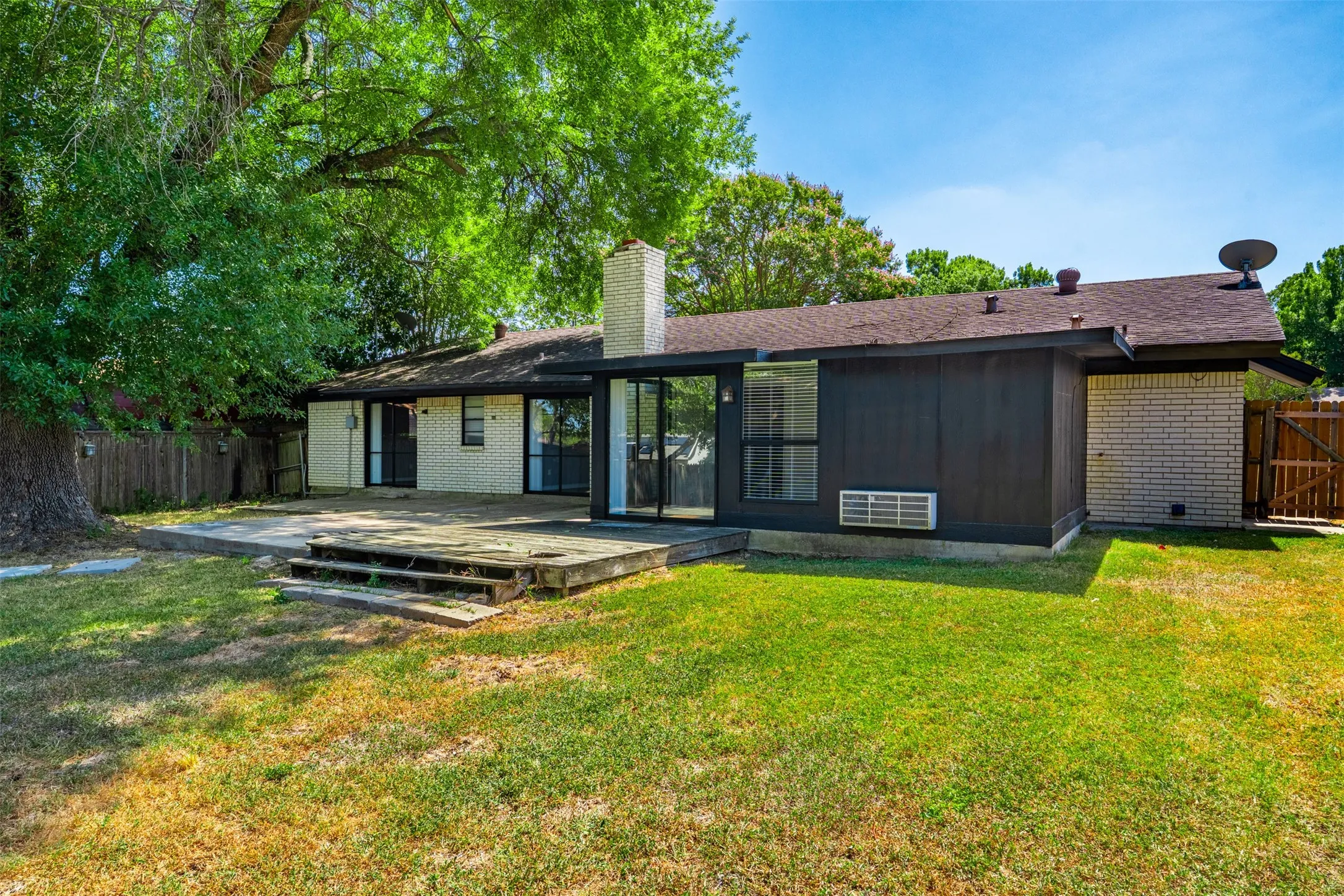 Single Family Residence For Sale in Tarrant County , 2105 Cottie Lane, Arlington, Texas 76010, 3 Bedroom, 2 Bathroom, 2 Garage spaces, 1,962 Sqft, built in 1958, mls#21382962, Real Estate Agent in Arlington, Homes For Sale in Tarrant county, Homes For Sale in Arlington, Realtor in Arlington Texas, Real Estate Brokerage Independent Realty Texas, Luminita Cordes Realtor