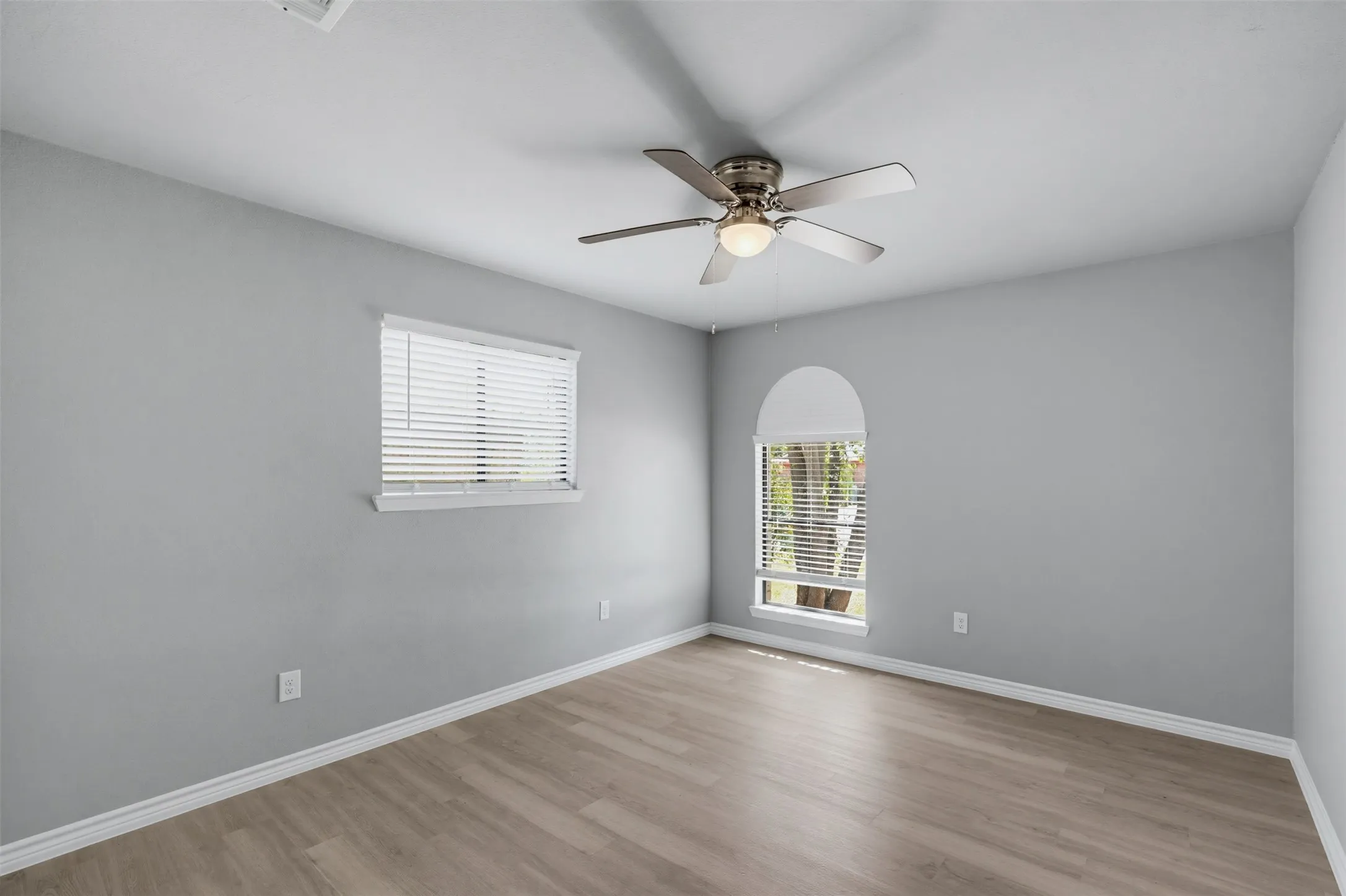 Single Family Residence For Sale in Tarrant County , 2105 Cottie Lane, Arlington, Texas 76010, 3 Bedroom, 2 Bathroom, 2 Garage spaces, 1,962 Sqft, built in 1958, mls#21382962, Real Estate Agent in Arlington, Homes For Sale in Tarrant county, Homes For Sale in Arlington, Realtor in Arlington Texas, Real Estate Brokerage Independent Realty Texas, Luminita Cordes Realtor