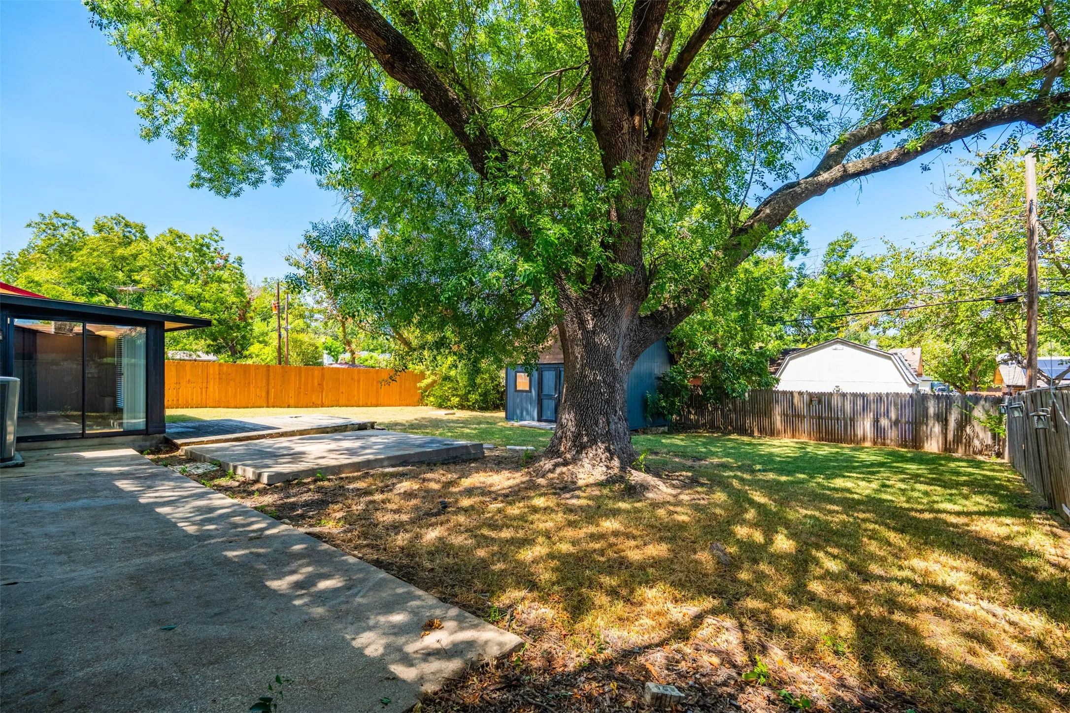 Single Family Residence For Sale in Tarrant County , 2105 Cottie Lane, Arlington, Texas 76010, 3 Bedroom, 2 Bathroom, 2 Garage spaces, 1,962 Sqft, built in 1958, mls#21382962, Real Estate Agent in Arlington, Homes For Sale in Tarrant county, Homes For Sale in Arlington, Realtor in Arlington Texas, Real Estate Brokerage Independent Realty Texas, Luminita Cordes Realtor