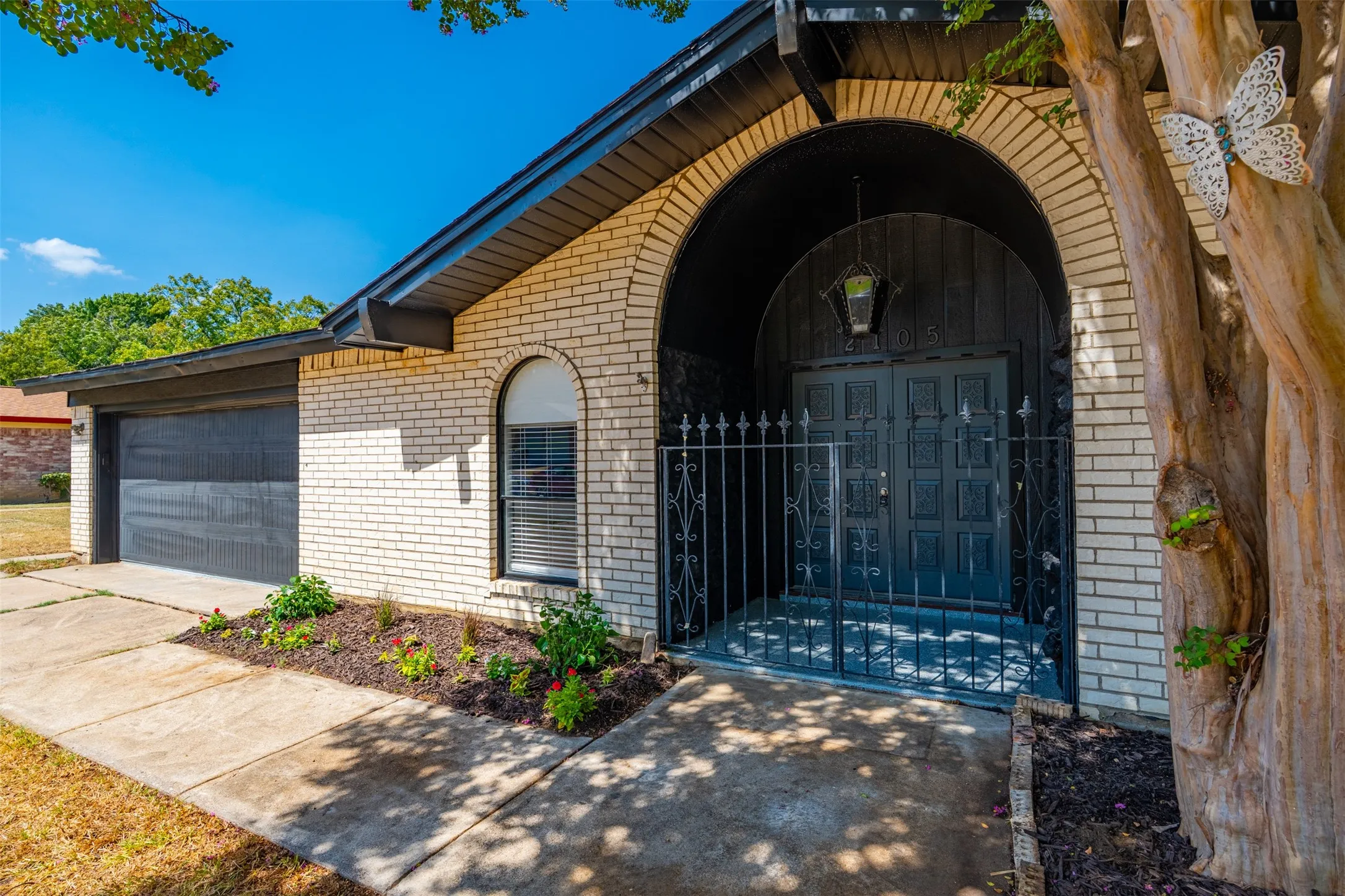 Single Family Residence For Sale in Tarrant County , 2105 Cottie Lane, Arlington, Texas 76010, 3 Bedroom, 2 Bathroom, 2 Garage spaces, 1,962 Sqft, built in 1958, mls#21382962, Real Estate Agent in Arlington, Homes For Sale in Tarrant county, Homes For Sale in Arlington, Realtor in Arlington Texas, Real Estate Brokerage Independent Realty Texas, Luminita Cordes Realtor